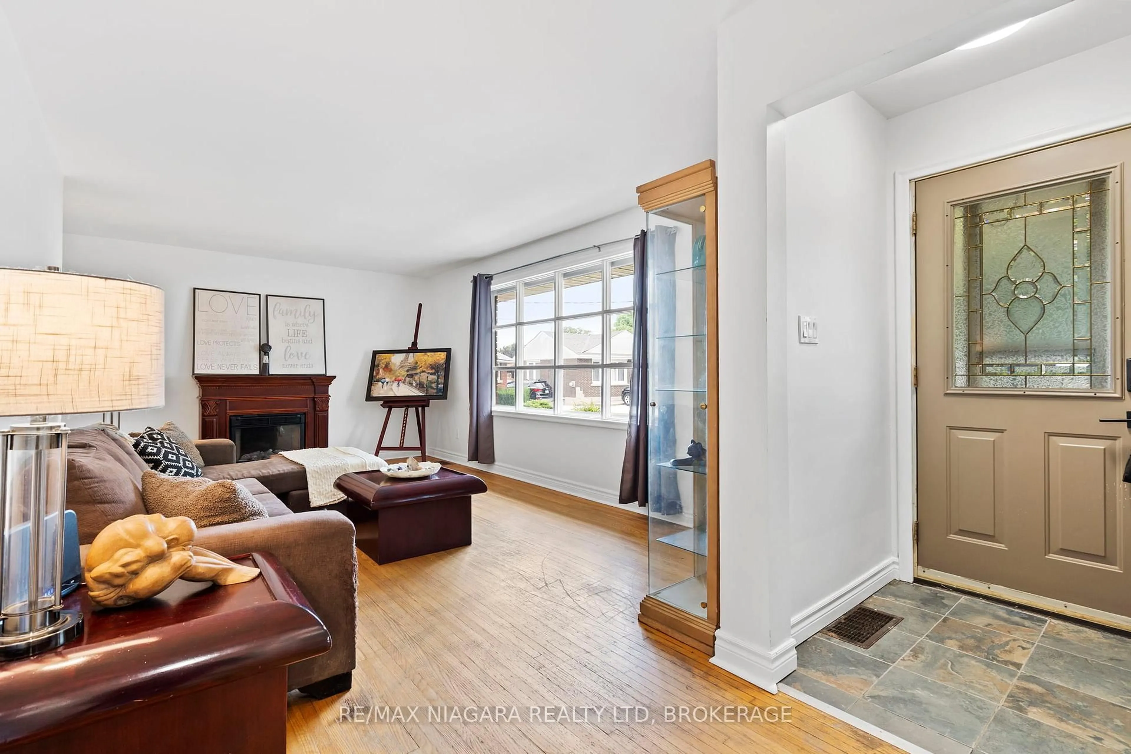 Living room with furniture, unknown for 3416 Sheppard Cres, Niagara Falls Ontario L2J 2Y1