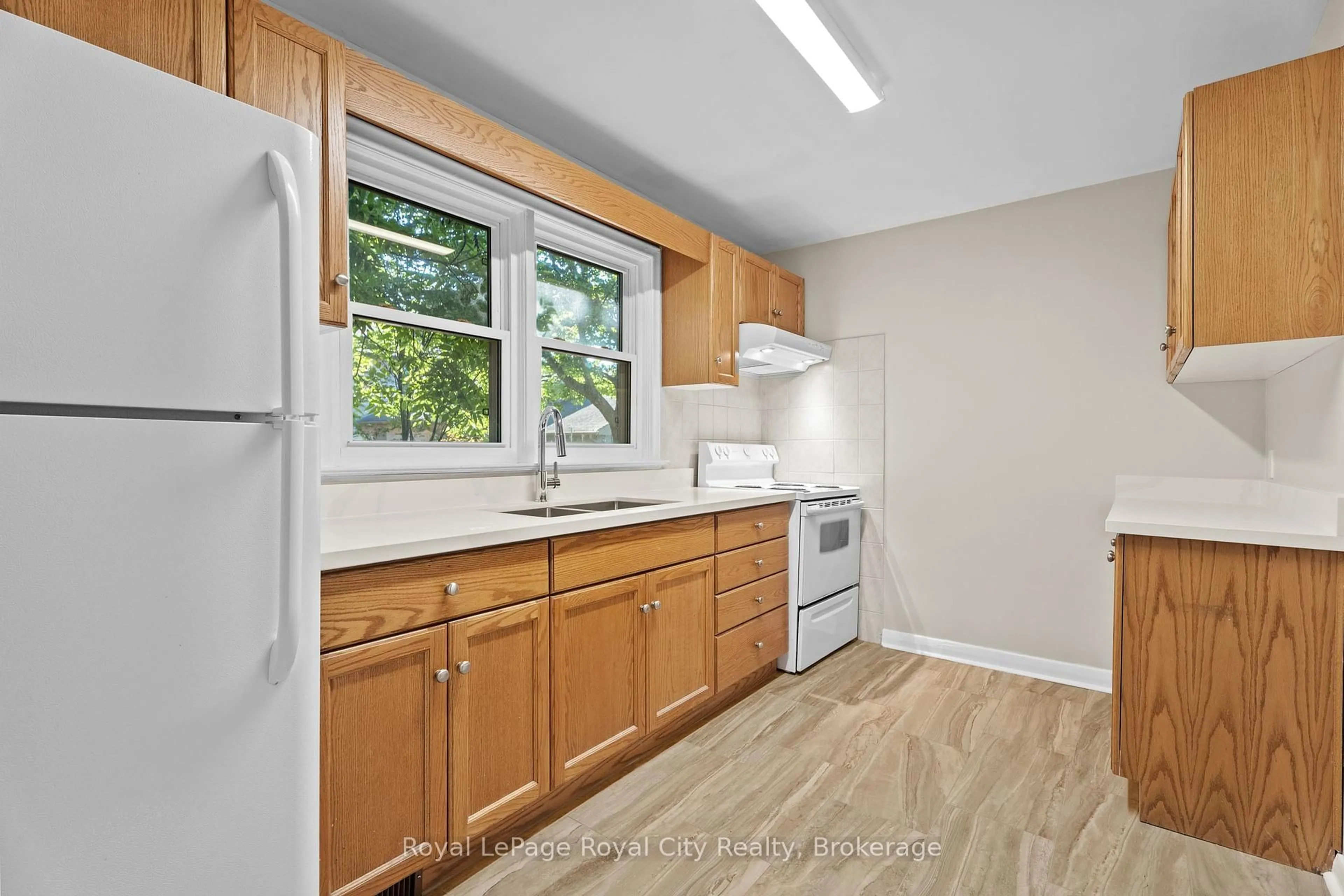 Standard kitchen, ceramic/tile floor for 109 Northumberland St, Guelph Ontario N1H 3B1