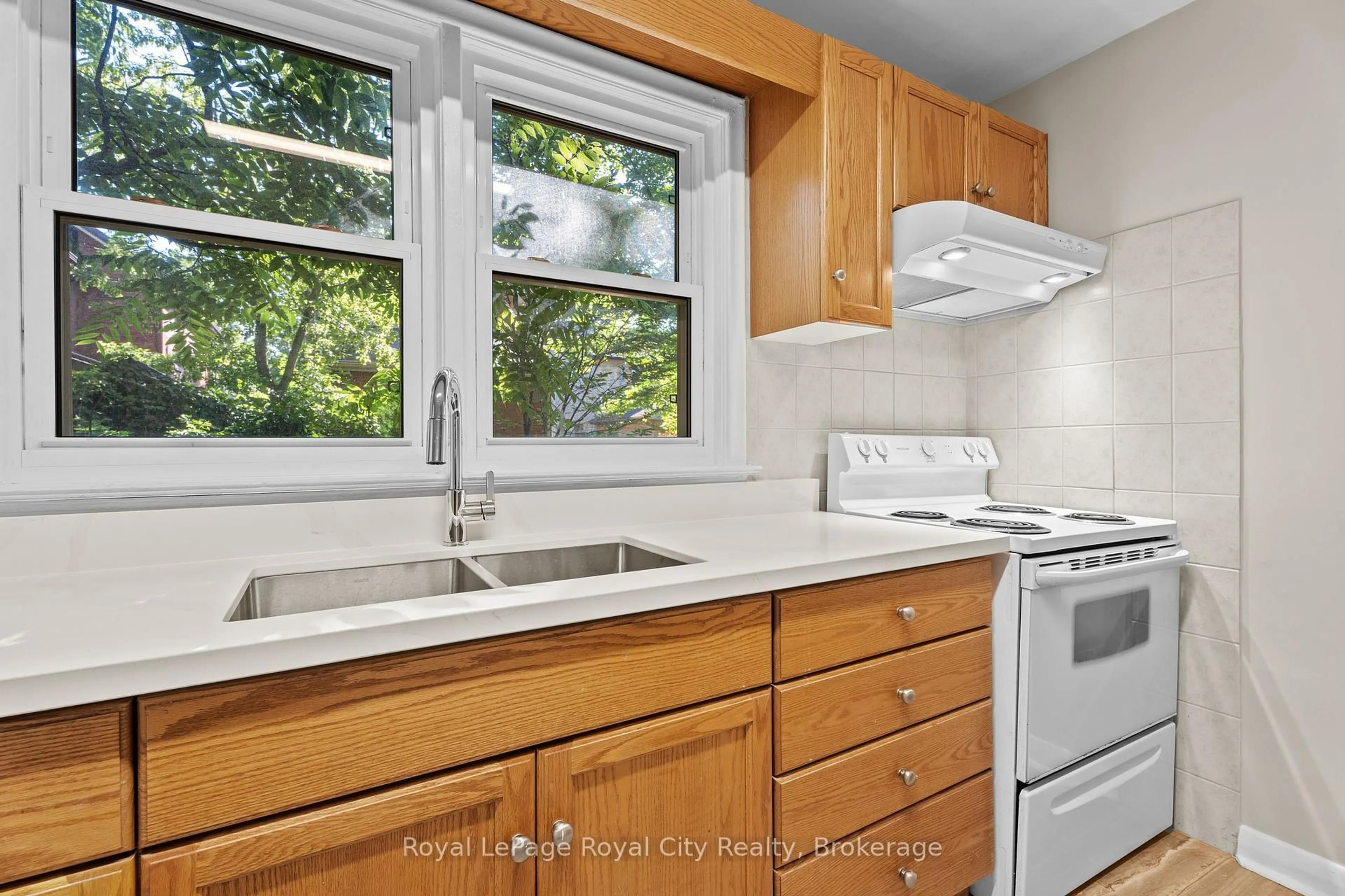 Standard kitchen, ceramic/tile floor for 109 Northumberland St, Guelph Ontario N1H 3B1