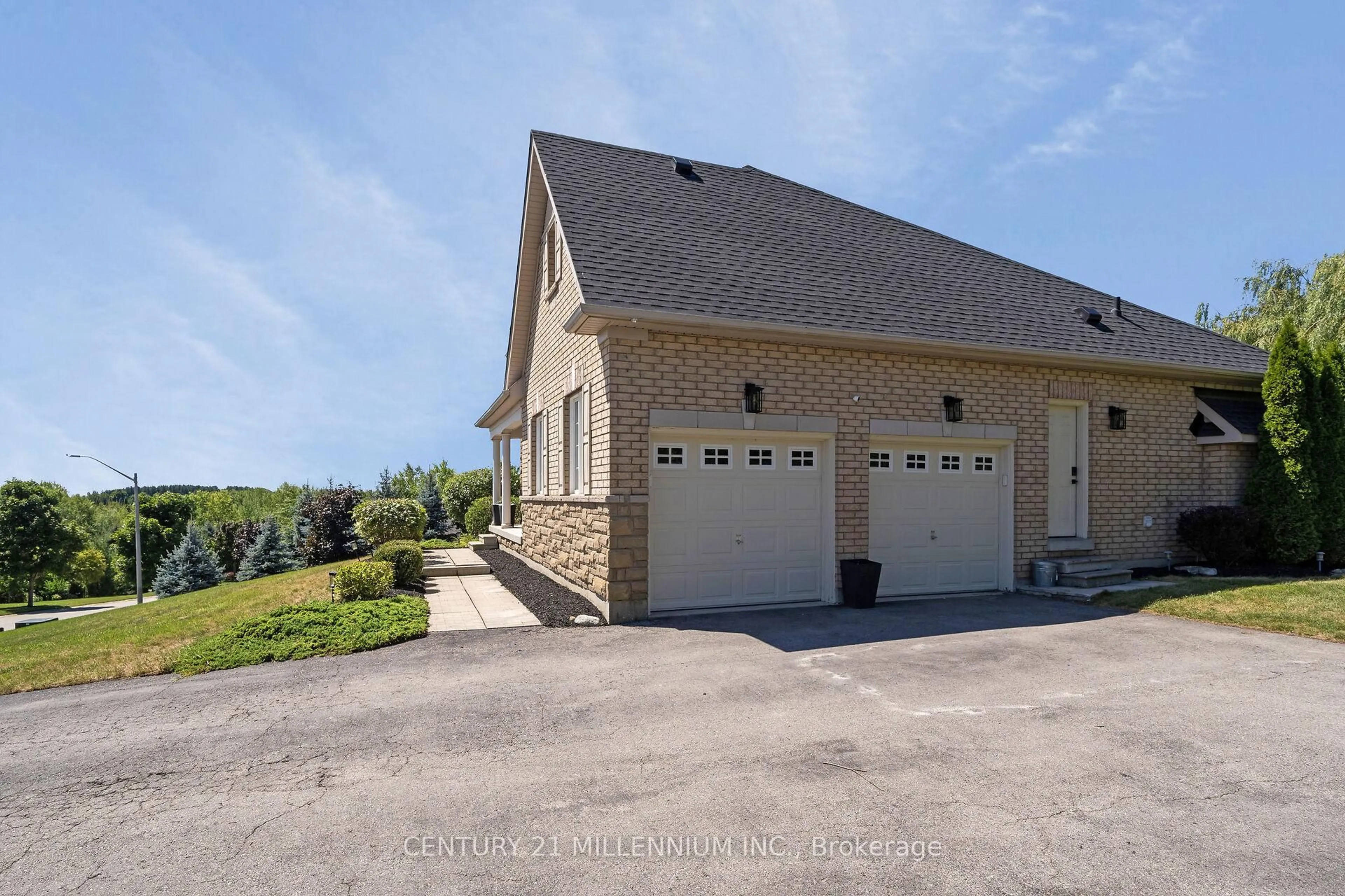 A pic from outside/outdoor area/front of a property/back of a property/a pic from drone, unknown for 19 Leader Crt, Erin Ontario N0B 1Z0