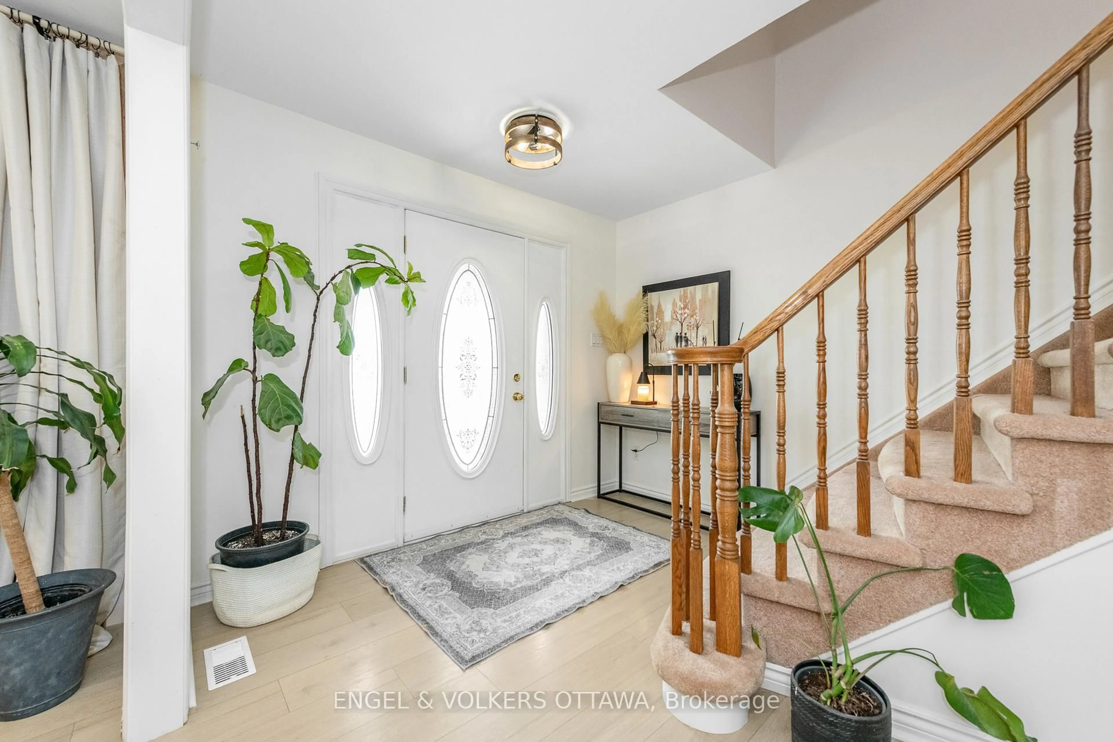 Indoor entryway for 371 Forced Rd, Russell Ontario K4R 1E5