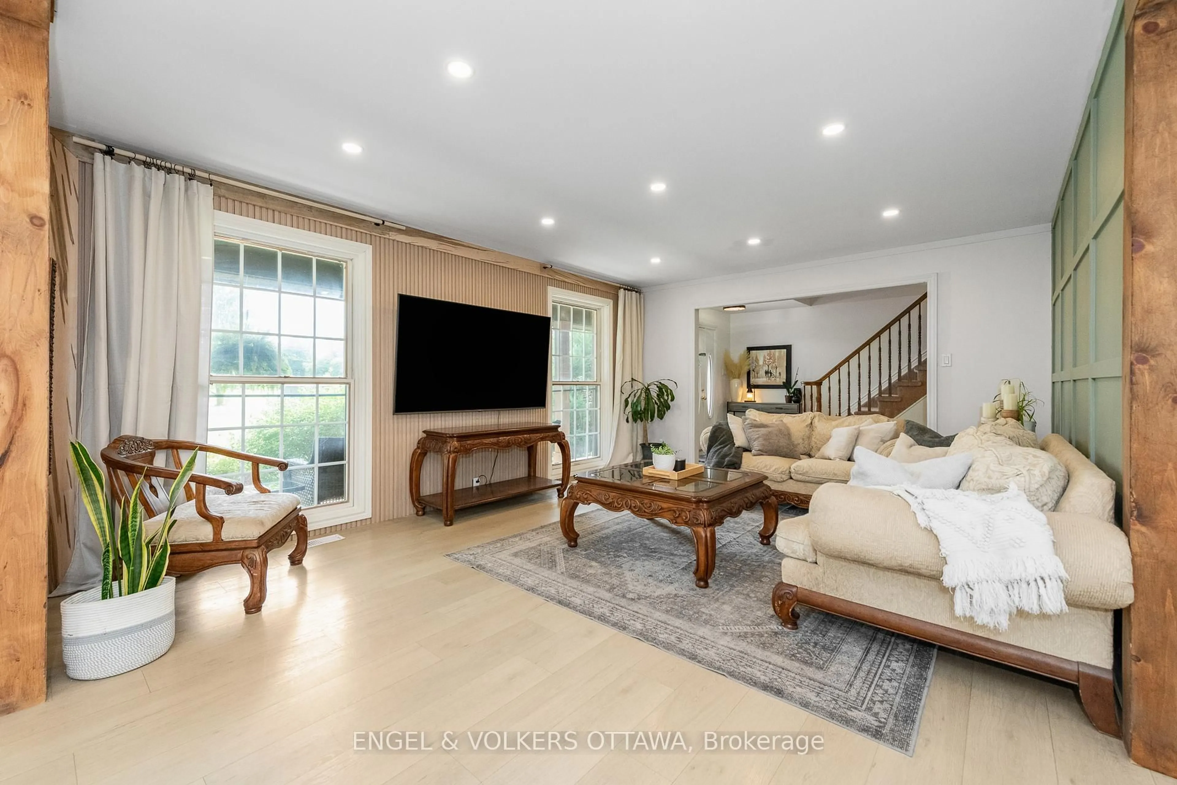Living room with furniture, unknown for 371 Forced Rd, Russell Ontario K4R 1E5
