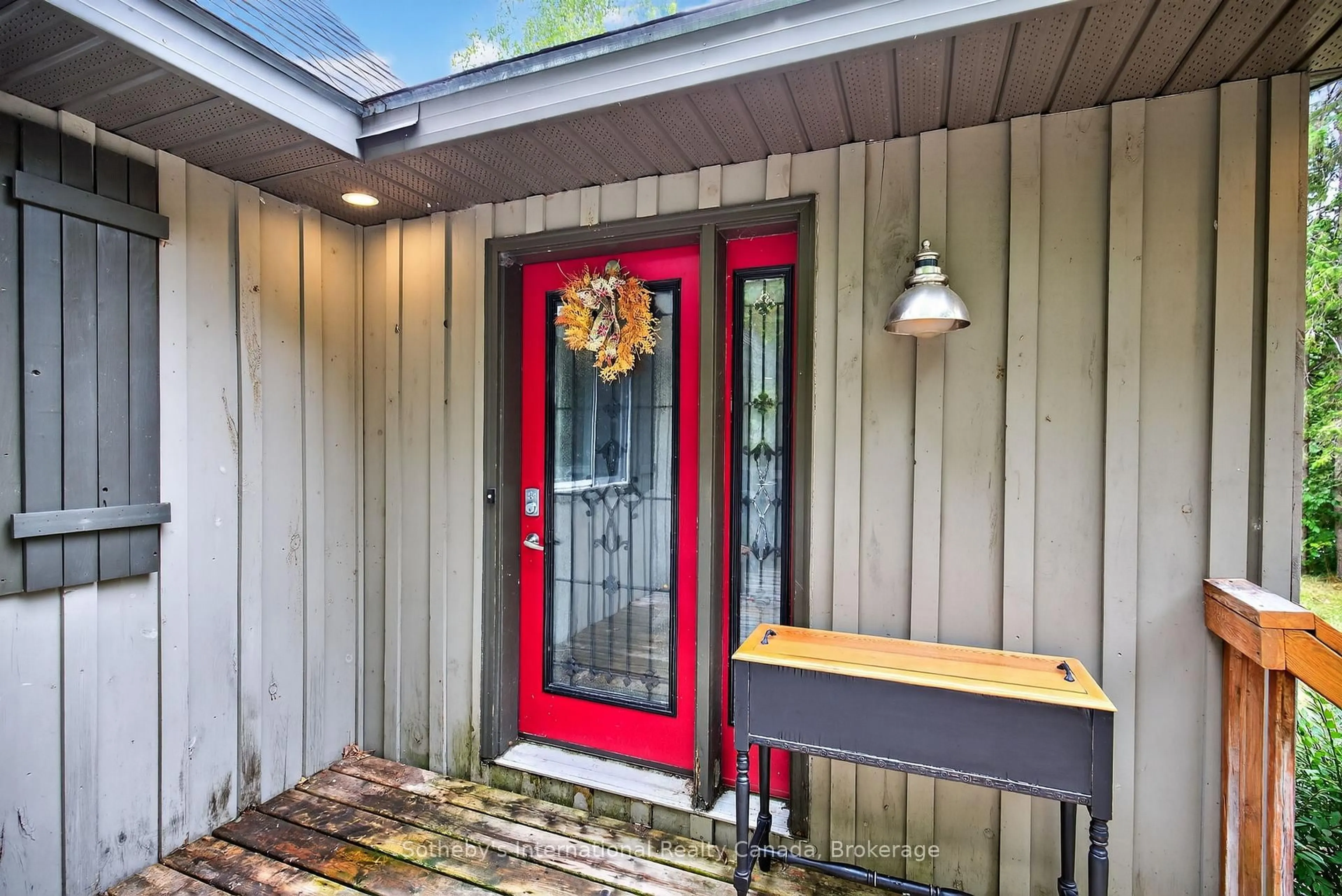 Indoor entryway for 1132 Limberlost Rd, Lake of Bays Ontario P1H 2J6