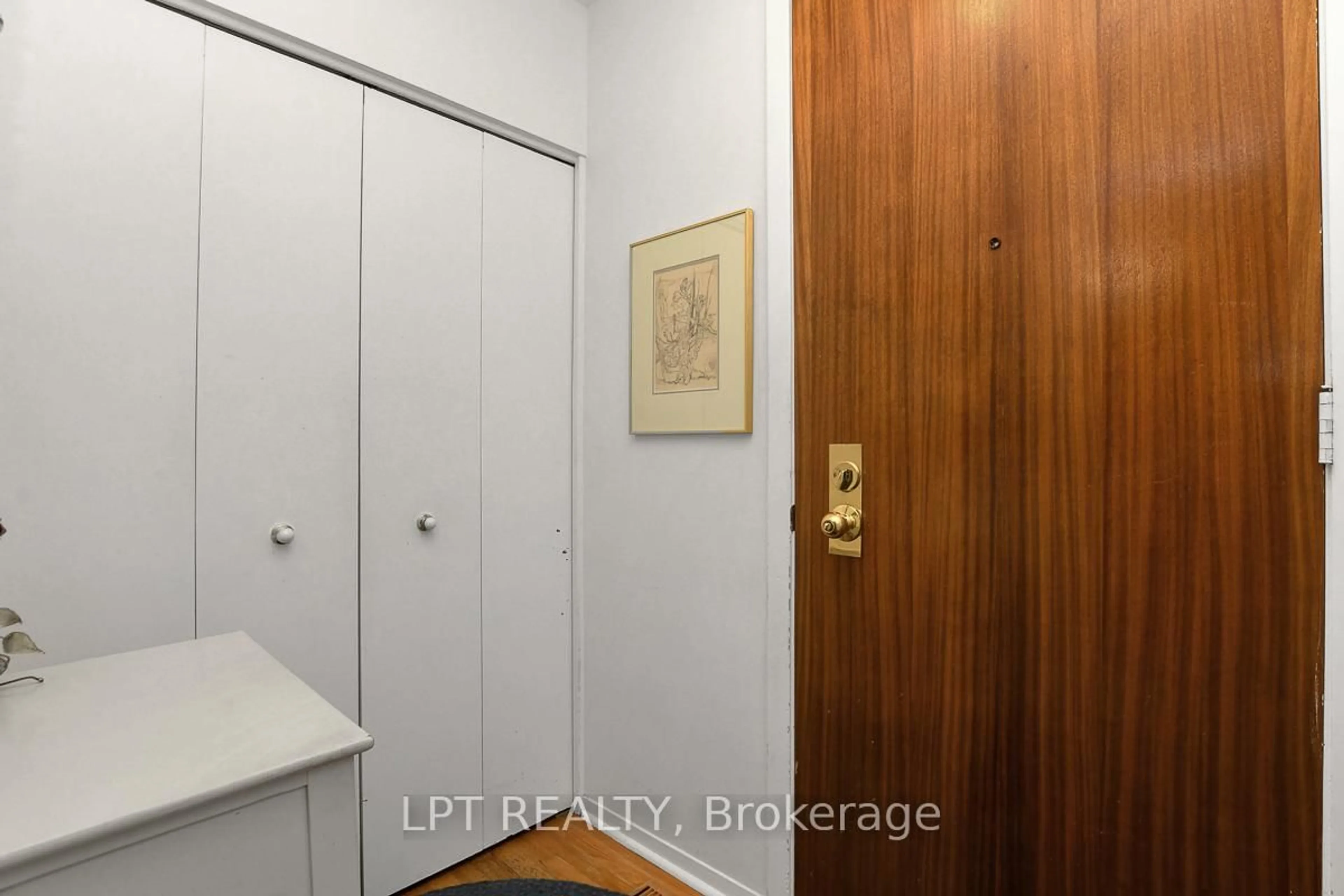 Indoor entryway for 3008 McCarthy Rd, Ottawa Ontario K1V 8K8
