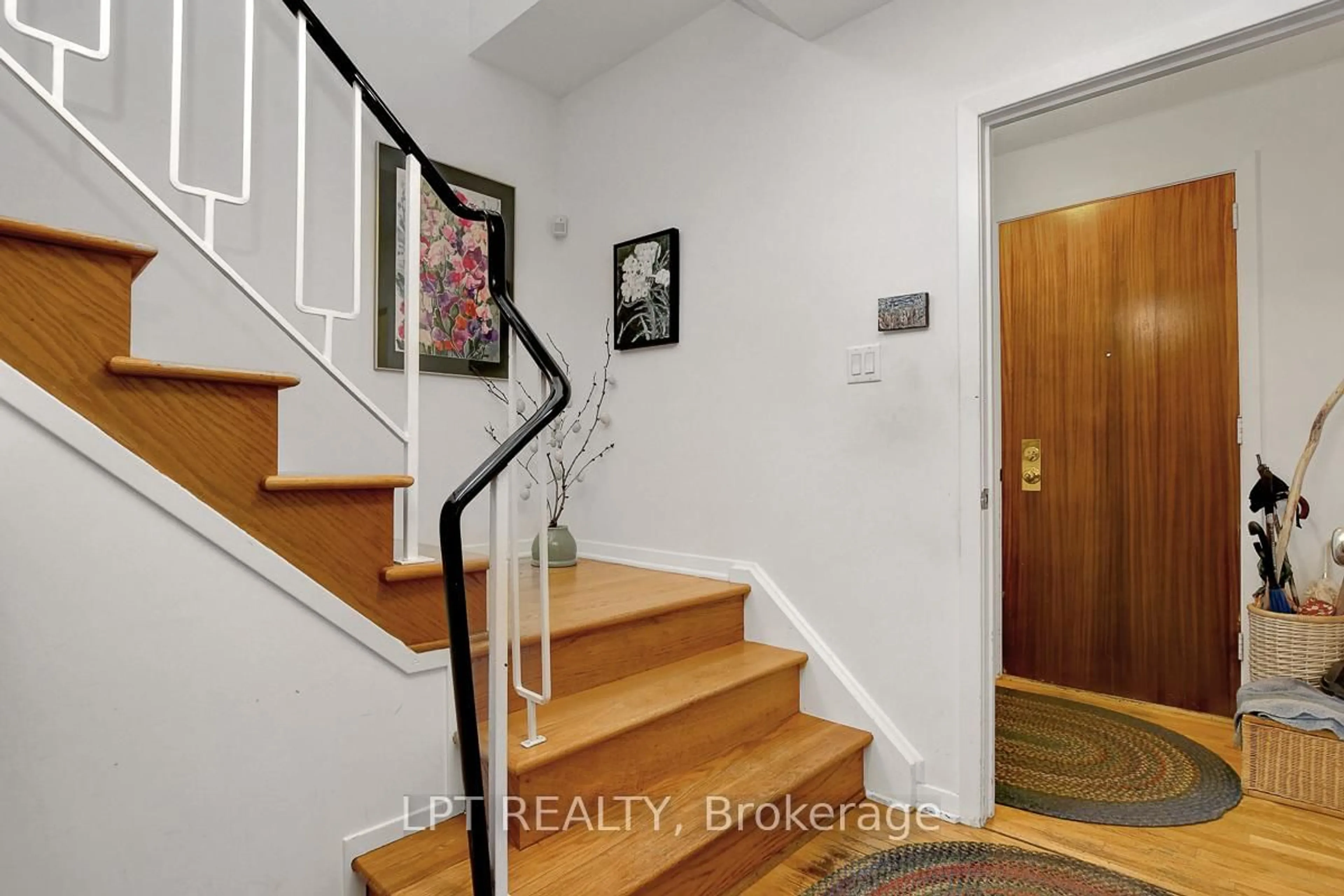 Indoor entryway for 3008 McCarthy Rd, Ottawa Ontario K1V 8K8