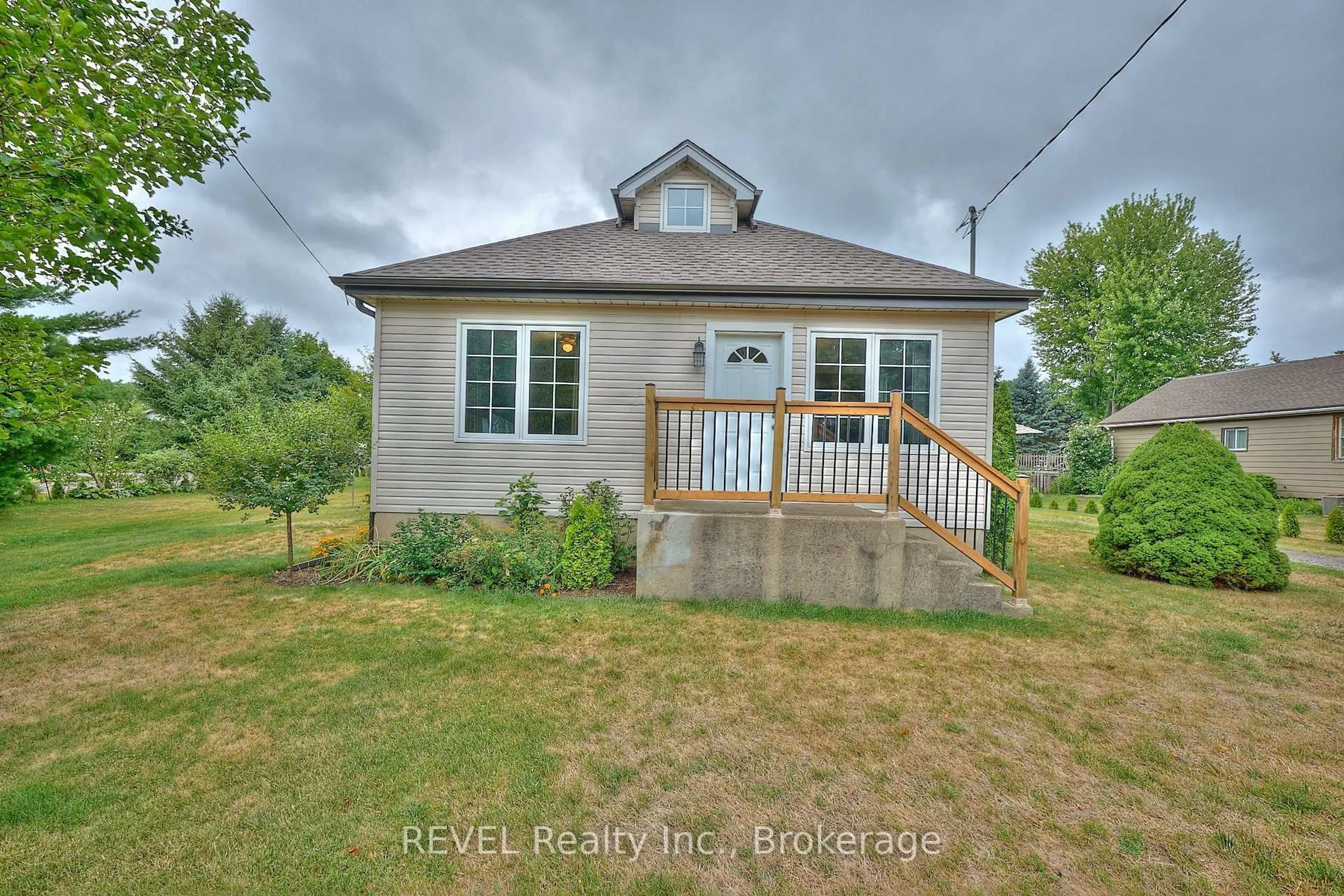 A pic from outside/outdoor area/front of a property/back of a property/a pic from drone, unknown for 1317 Third Street Louth, St. Catharines Ontario L2R 6P9