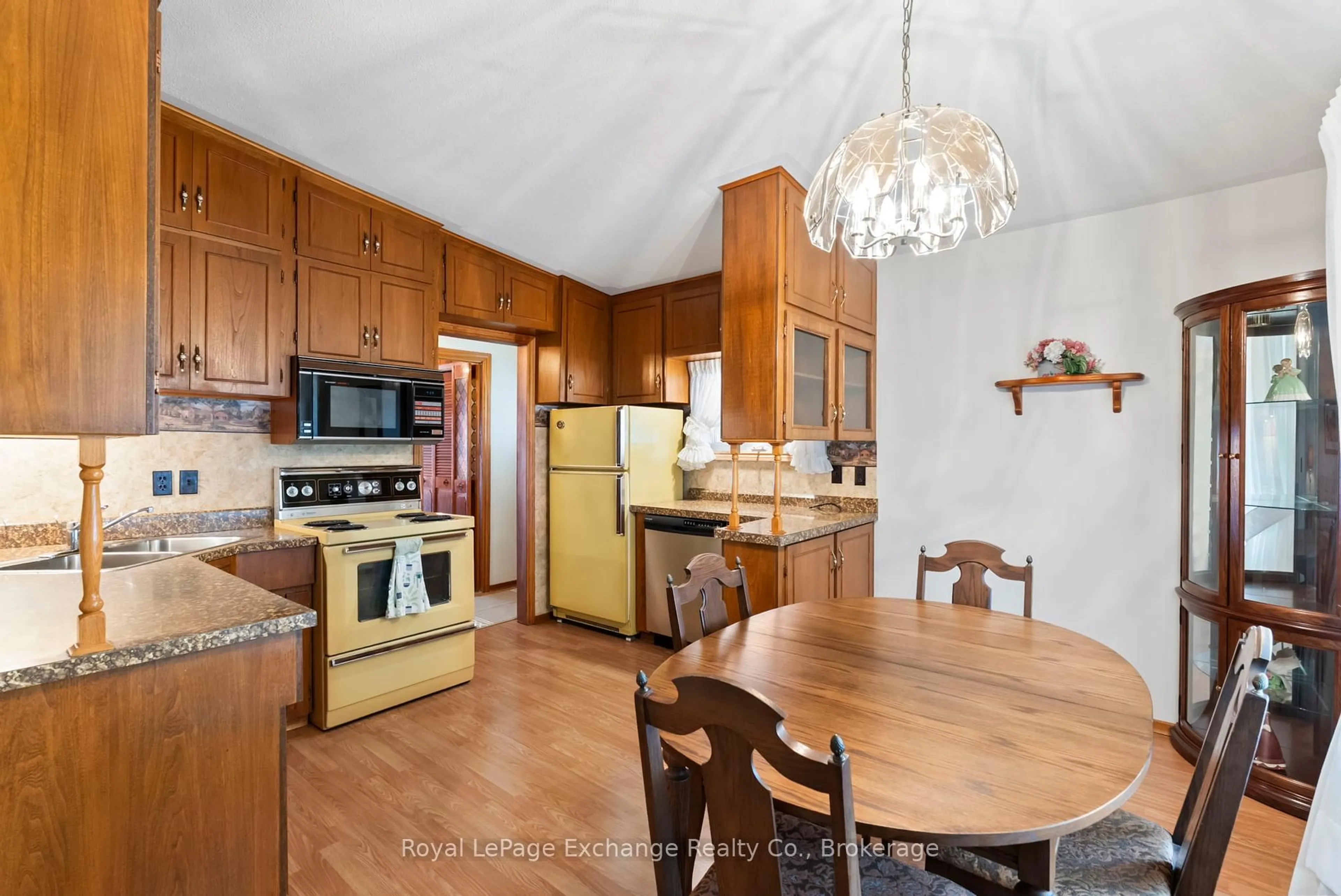Open concept kitchen, wood/laminate floor for 1051 Sutton St, Kincardine Ontario N2Z 2G1