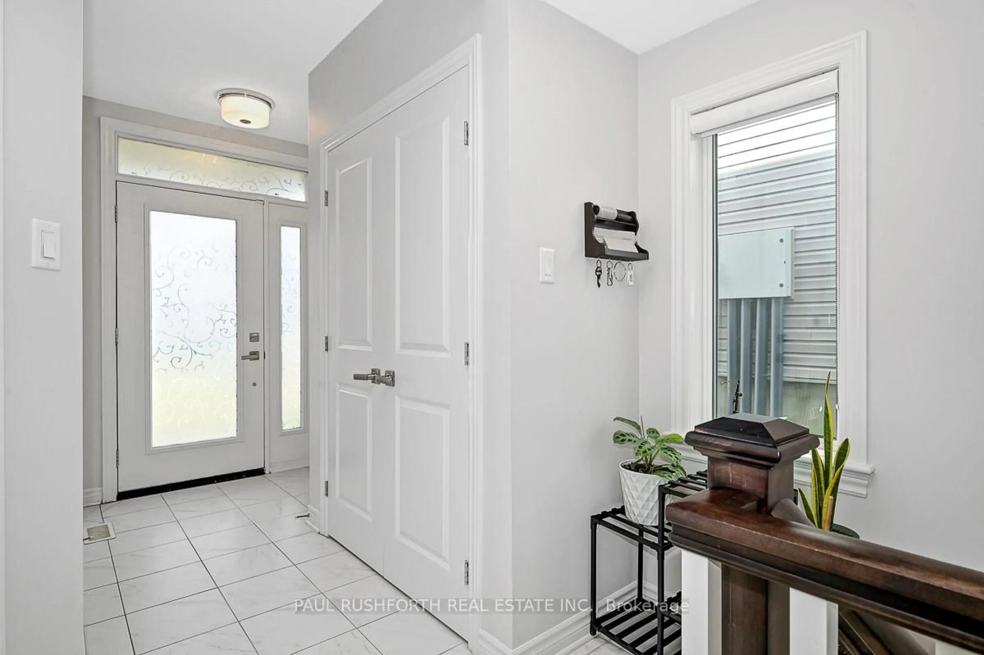 Indoor entryway for 512 Edenwylde Dr, Ottawa Ontario K2S 2K4