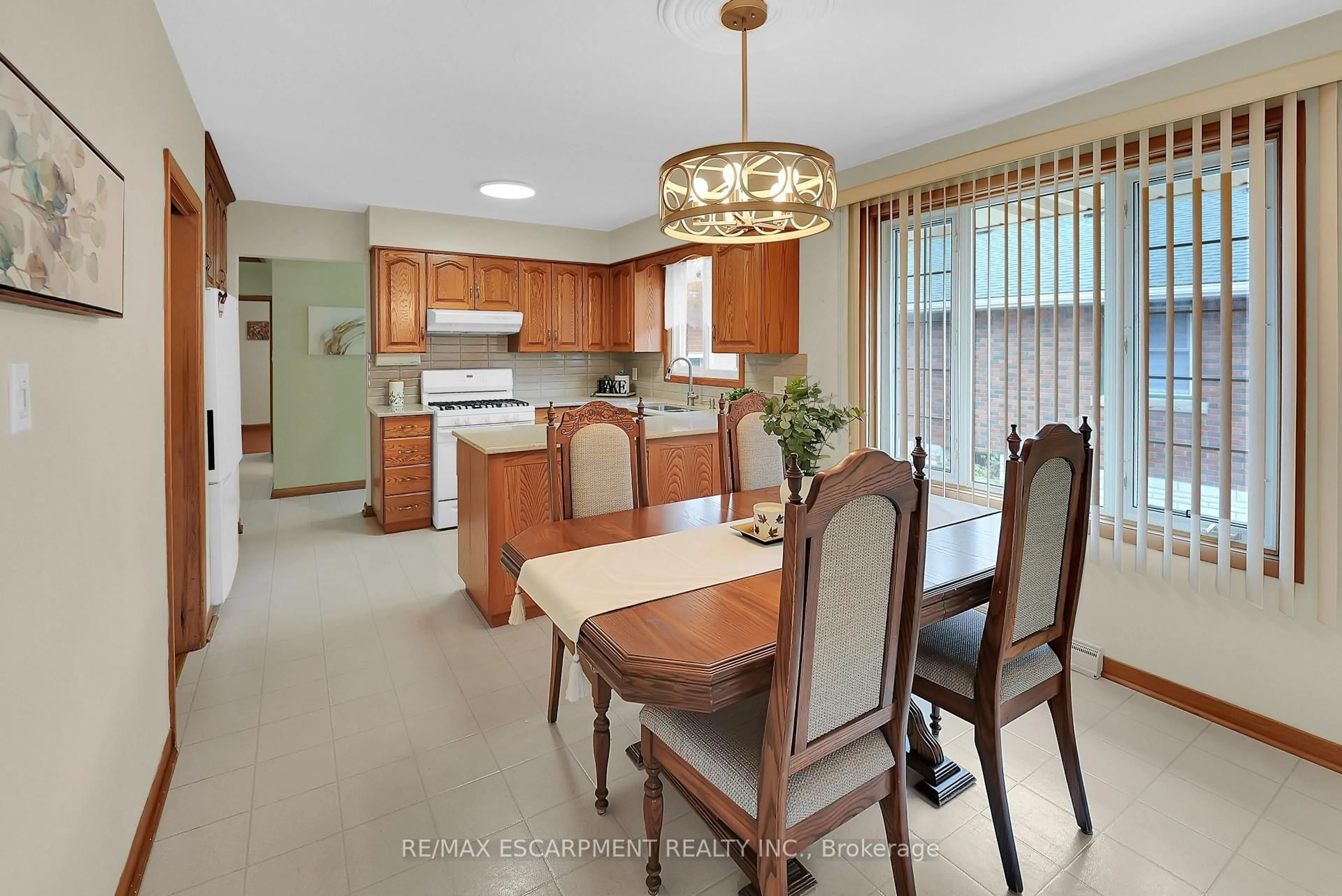 Dining room, ceramic/tile floor for 50 Louth St, St. Catharines Ontario L2S 2T4