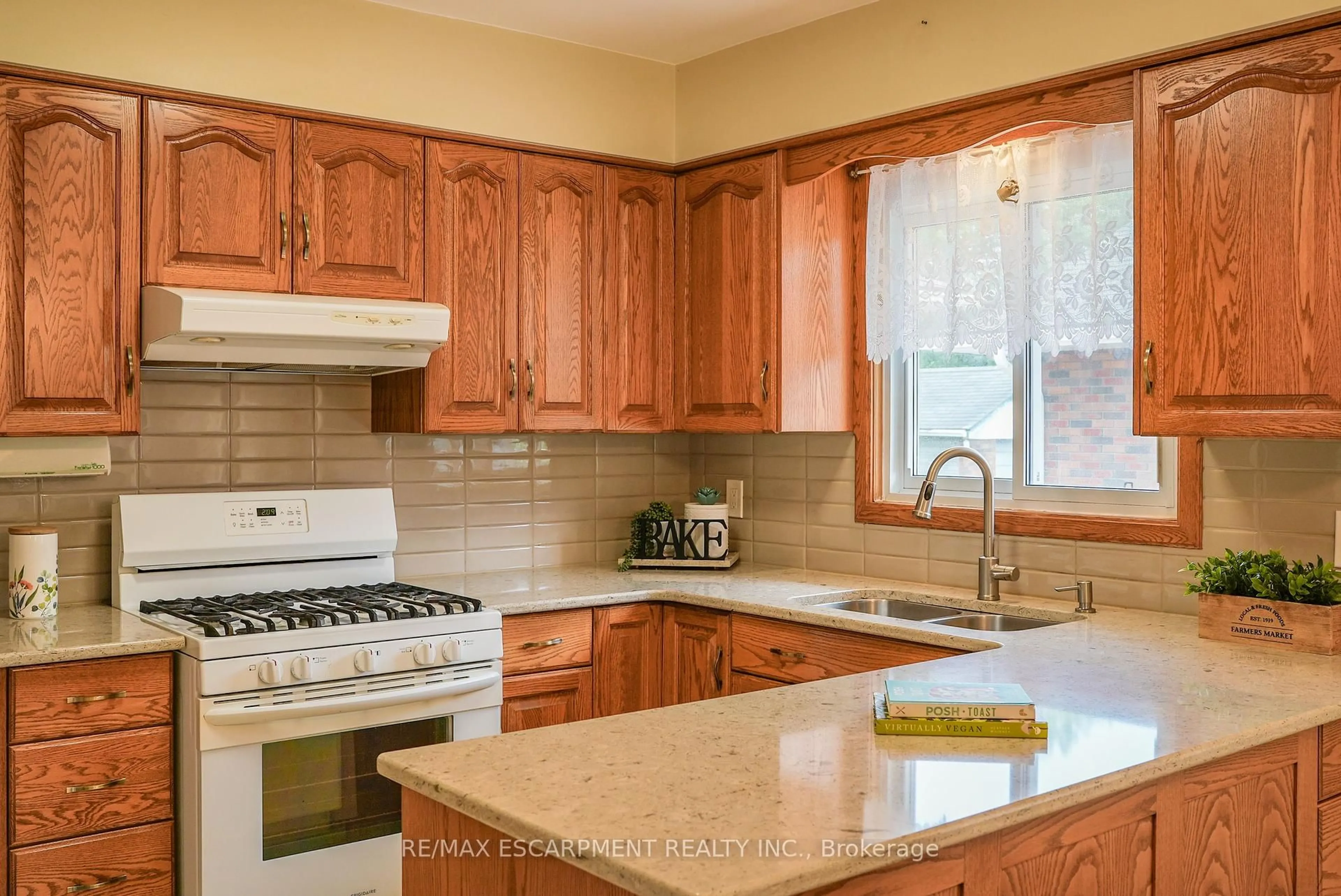 Standard kitchen, ceramic/tile floor for 50 Louth St, St. Catharines Ontario L2S 2T4