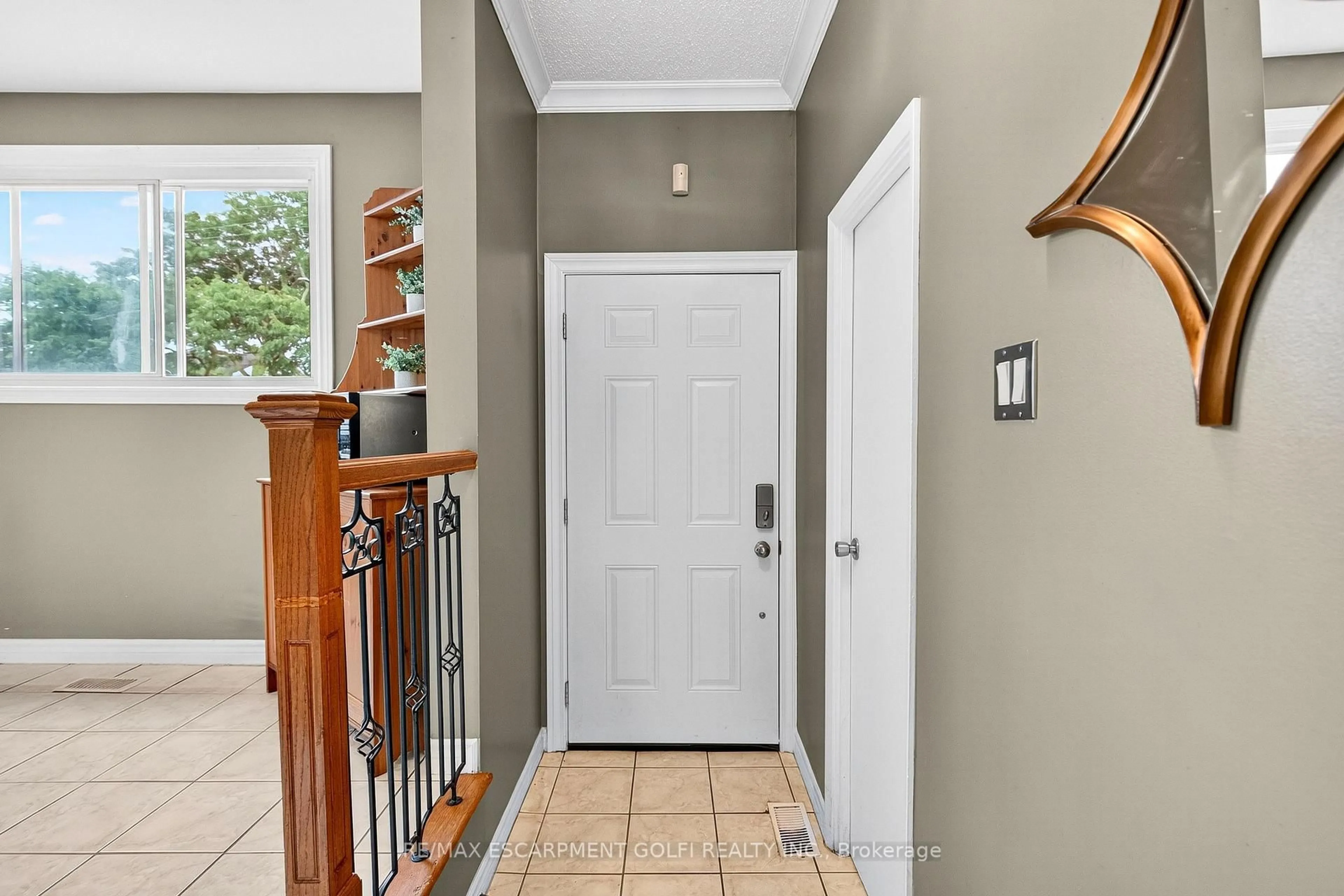 Indoor entryway for 75 Berkindale Dr #95, Hamilton Ontario L8E 3L3