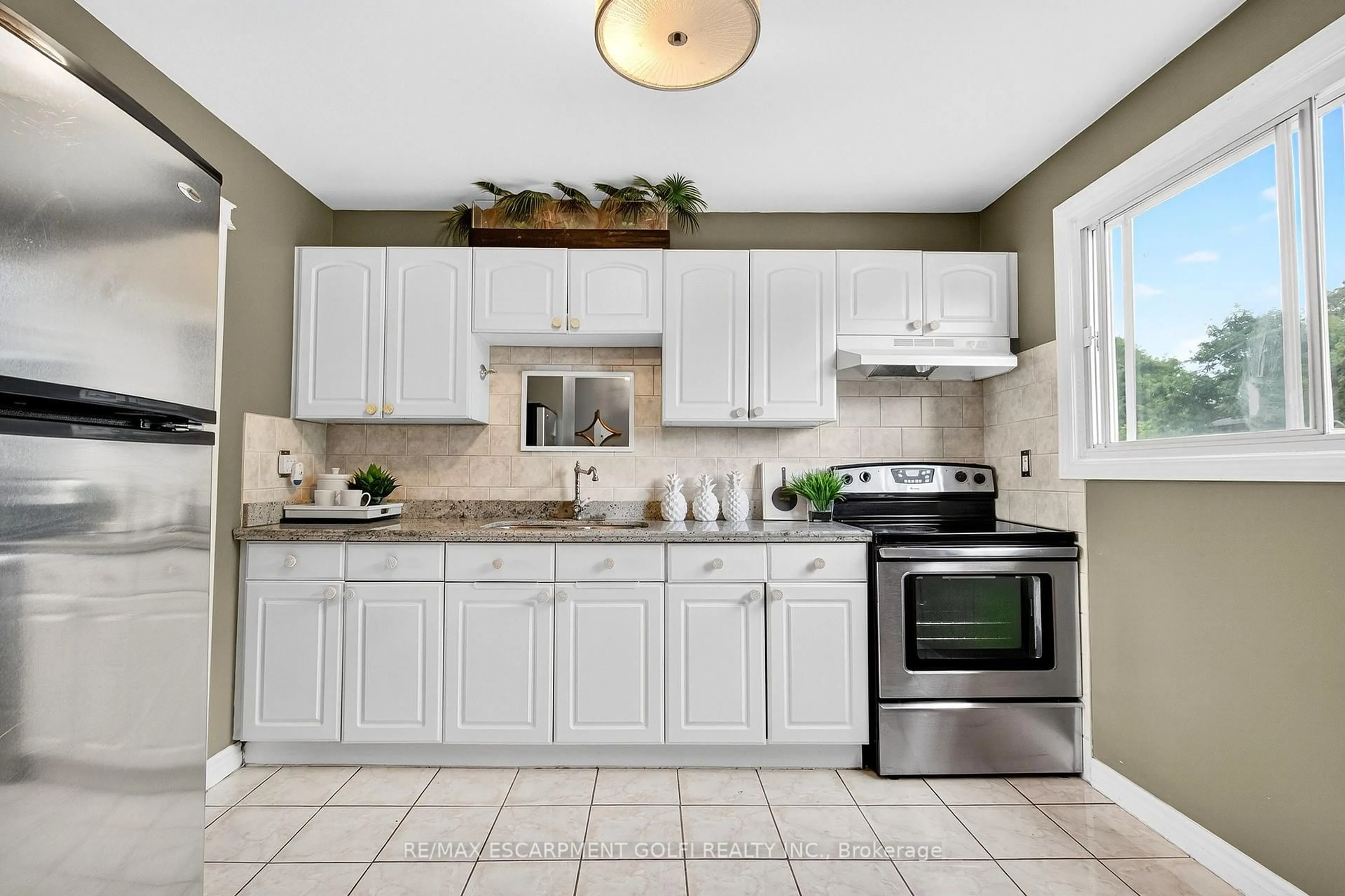 Standard kitchen, ceramic/tile floor for 75 Berkindale Dr #95, Hamilton Ontario L8E 3L3