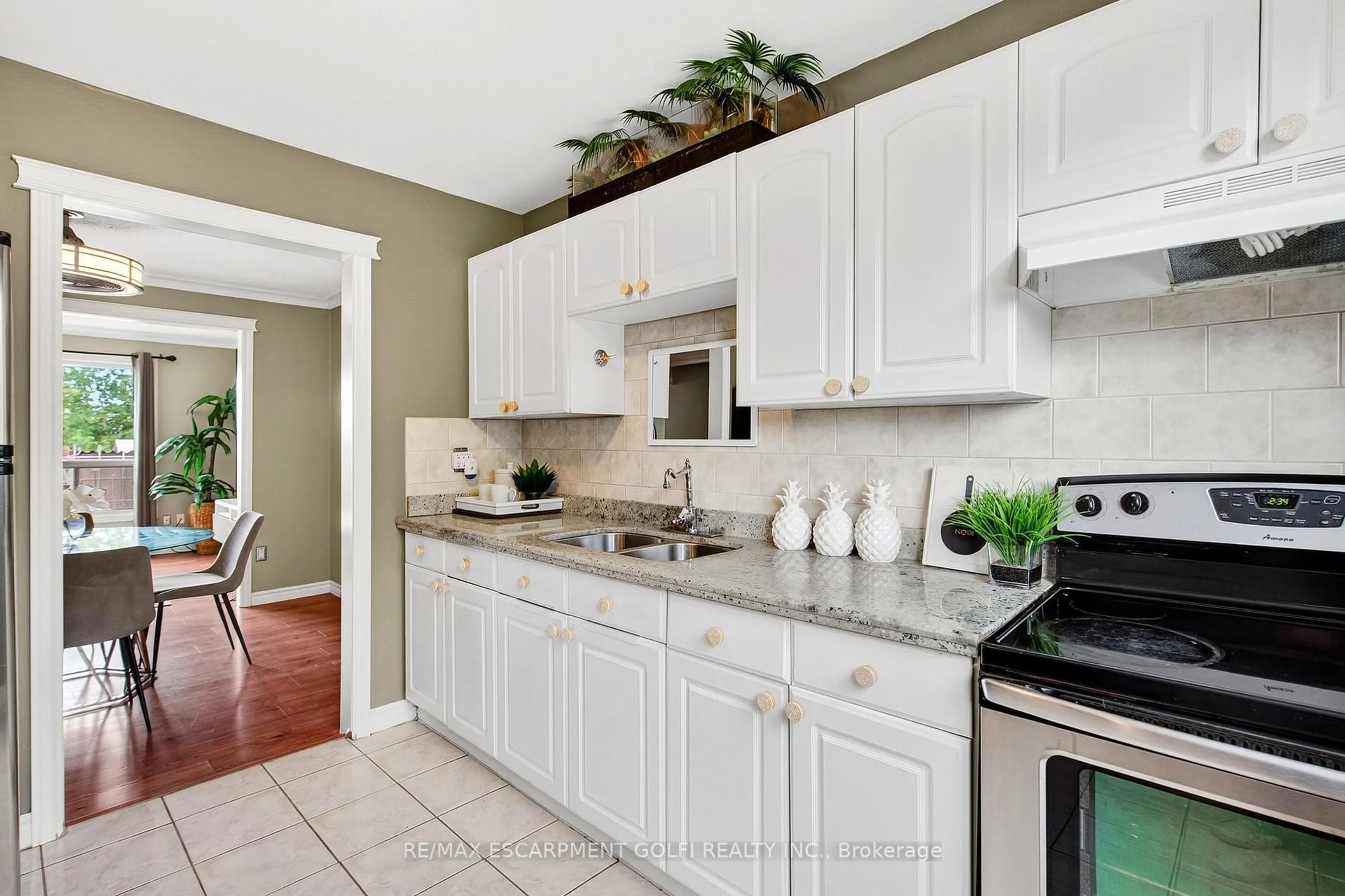 Open concept kitchen, ceramic/tile floor for 75 Berkindale Dr #95, Hamilton Ontario L8E 3L3
