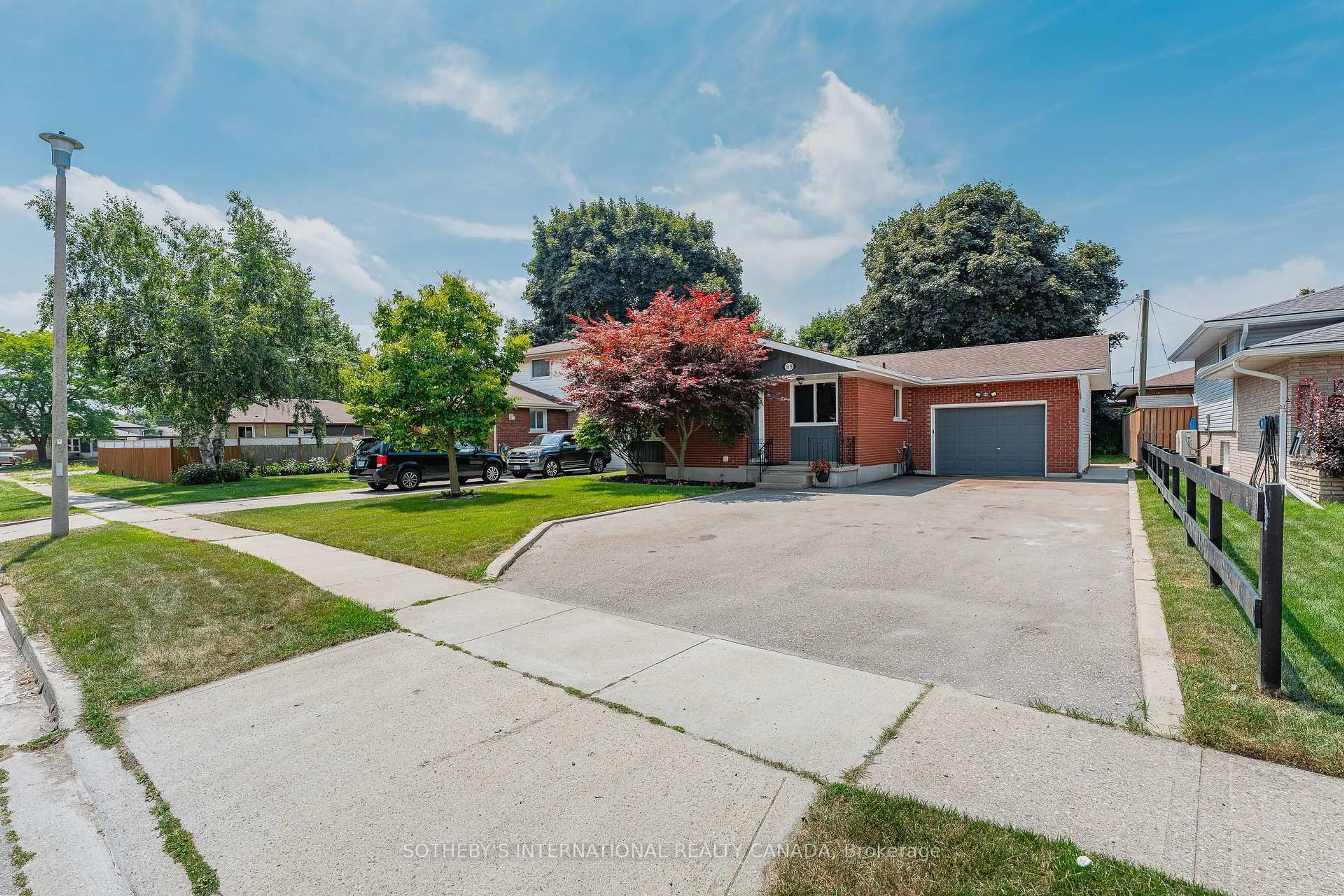 A pic from outside/outdoor area/front of a property/back of a property/a pic from drone, street for 1679 Holley Cres, Cambridge Ontario N3H 2S4