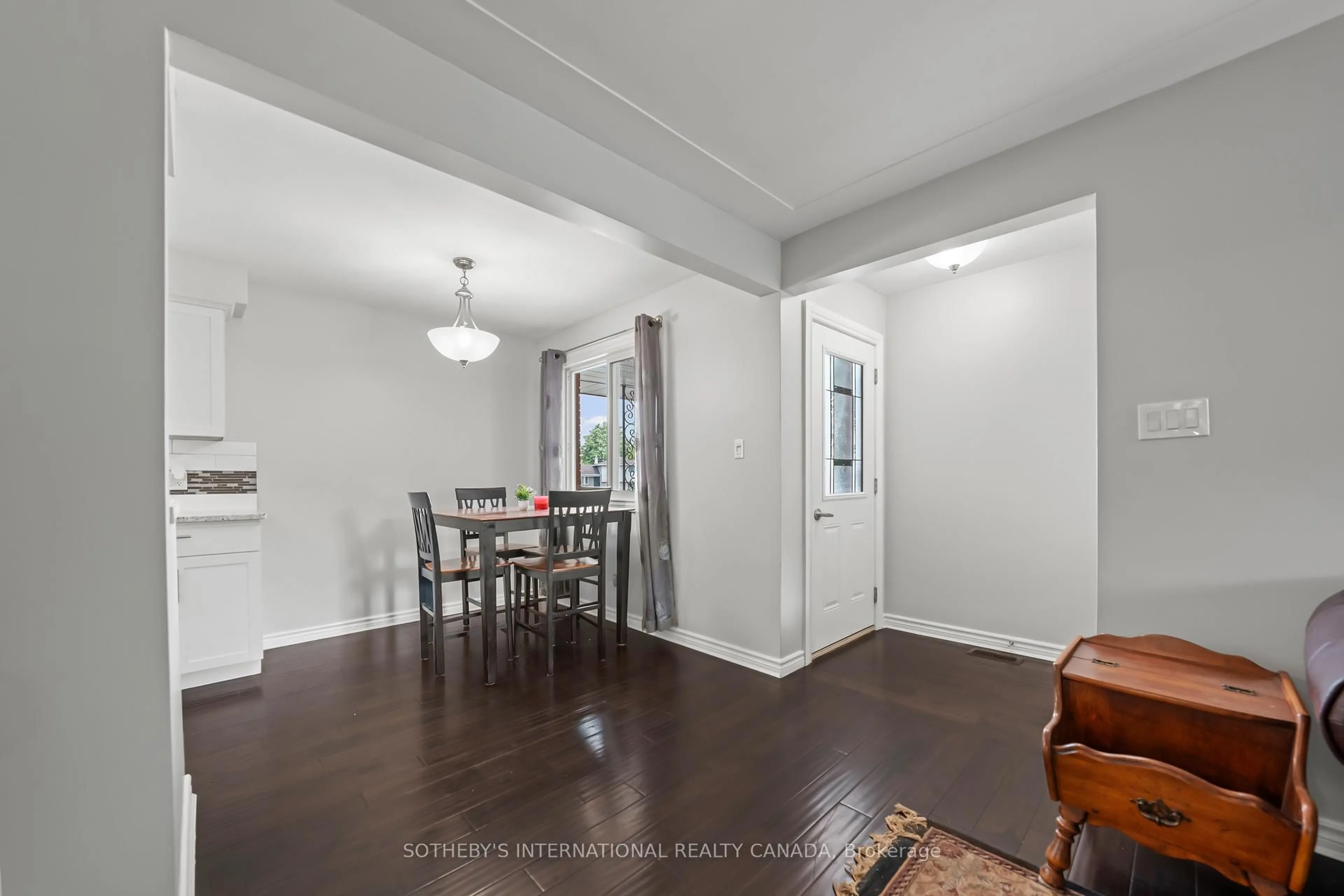 Indoor entryway for 1679 Holley Cres, Cambridge Ontario N3H 2S4