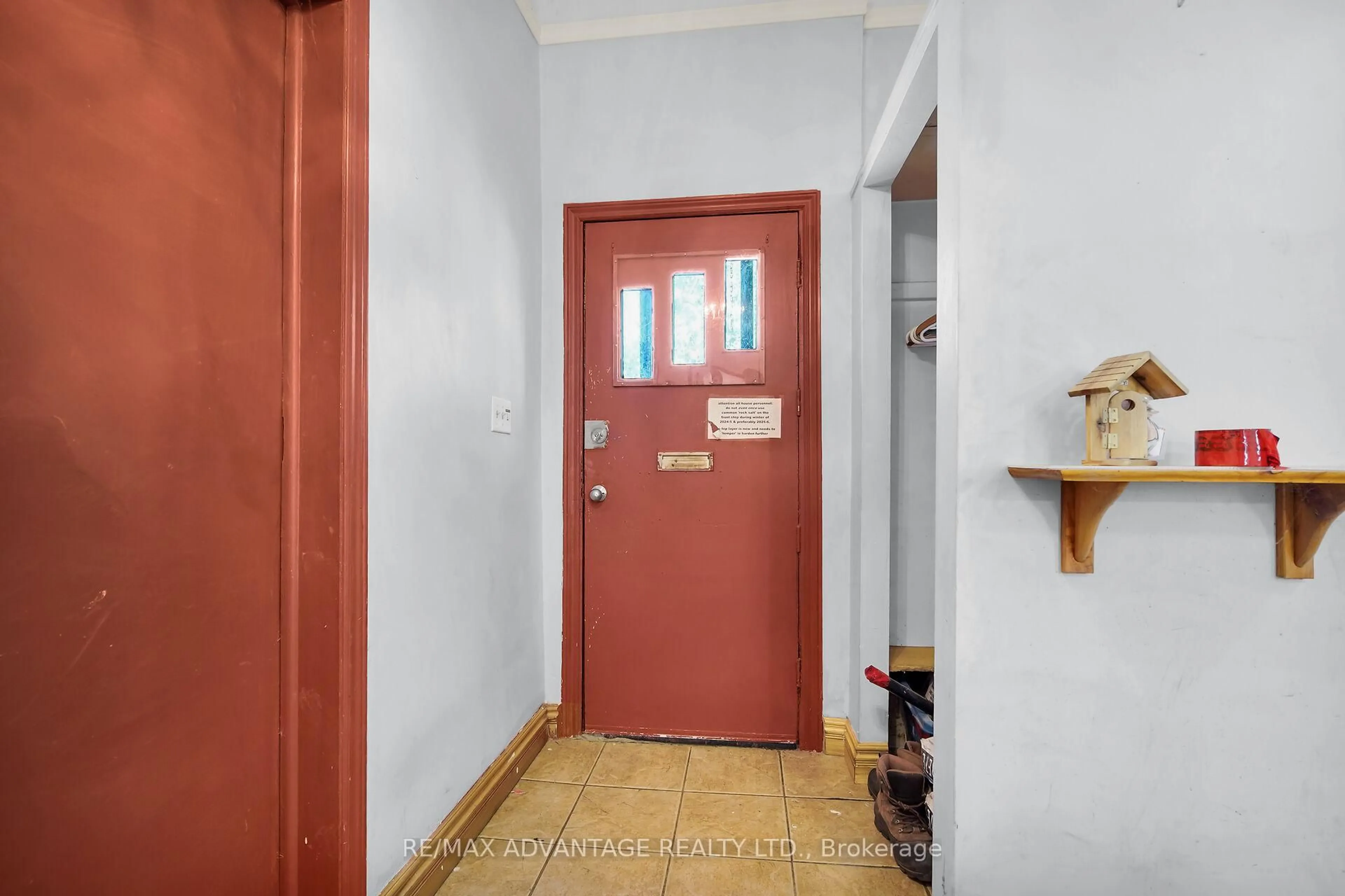 Indoor entryway for 571 Elizabeth St, London East Ontario N5W 3S5