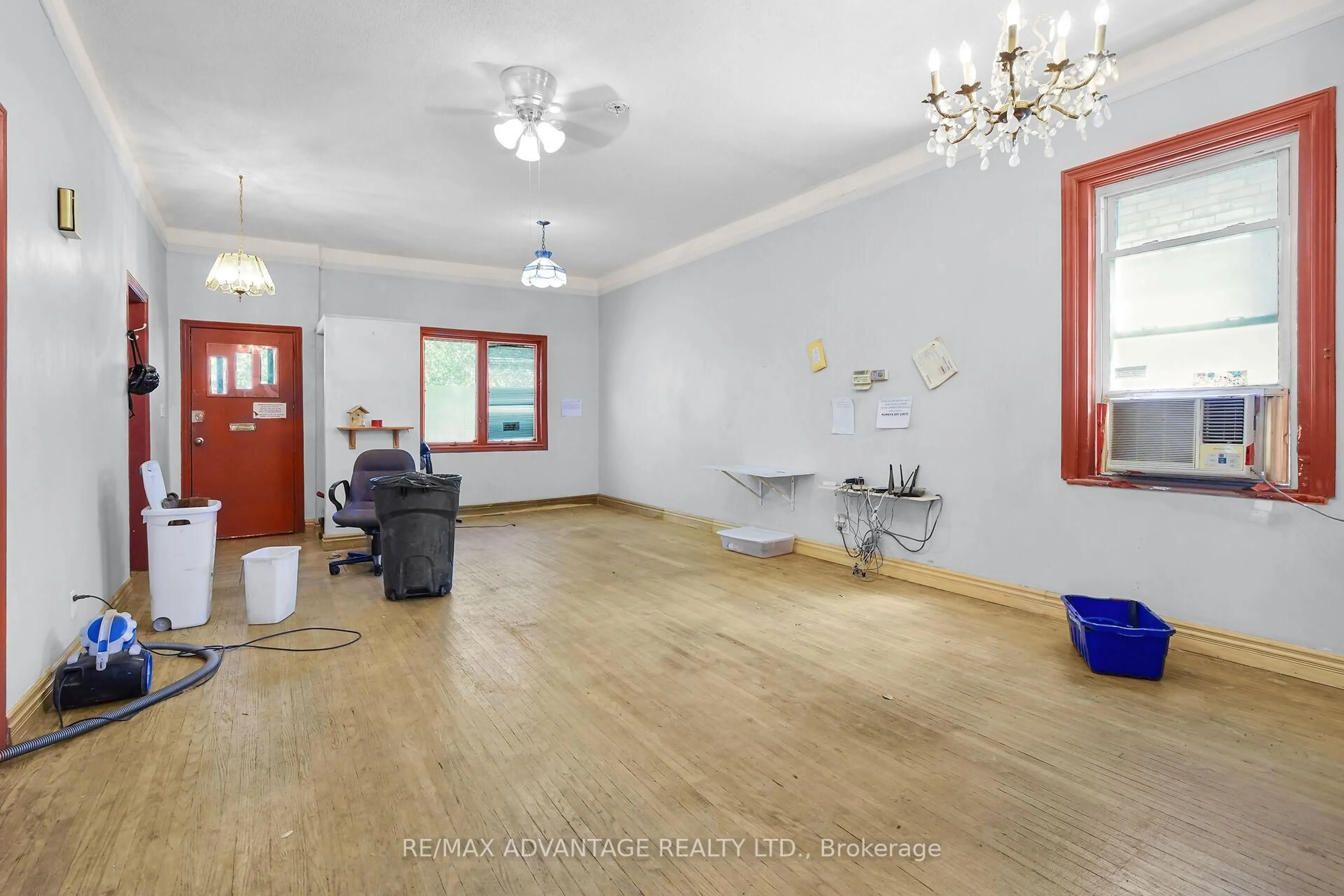 Indoor foyer for 571 Elizabeth St, London East Ontario N5W 3S5