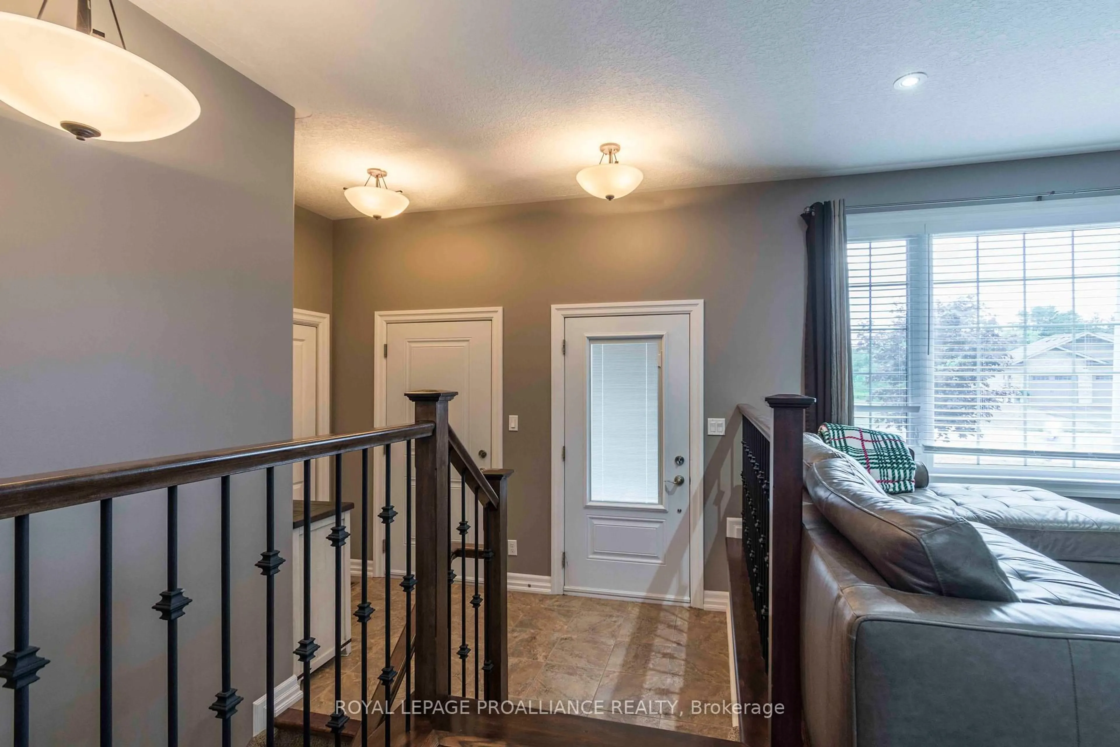 Indoor entryway for 32 Aspen Dr, Quinte West Ontario K8V 0E2