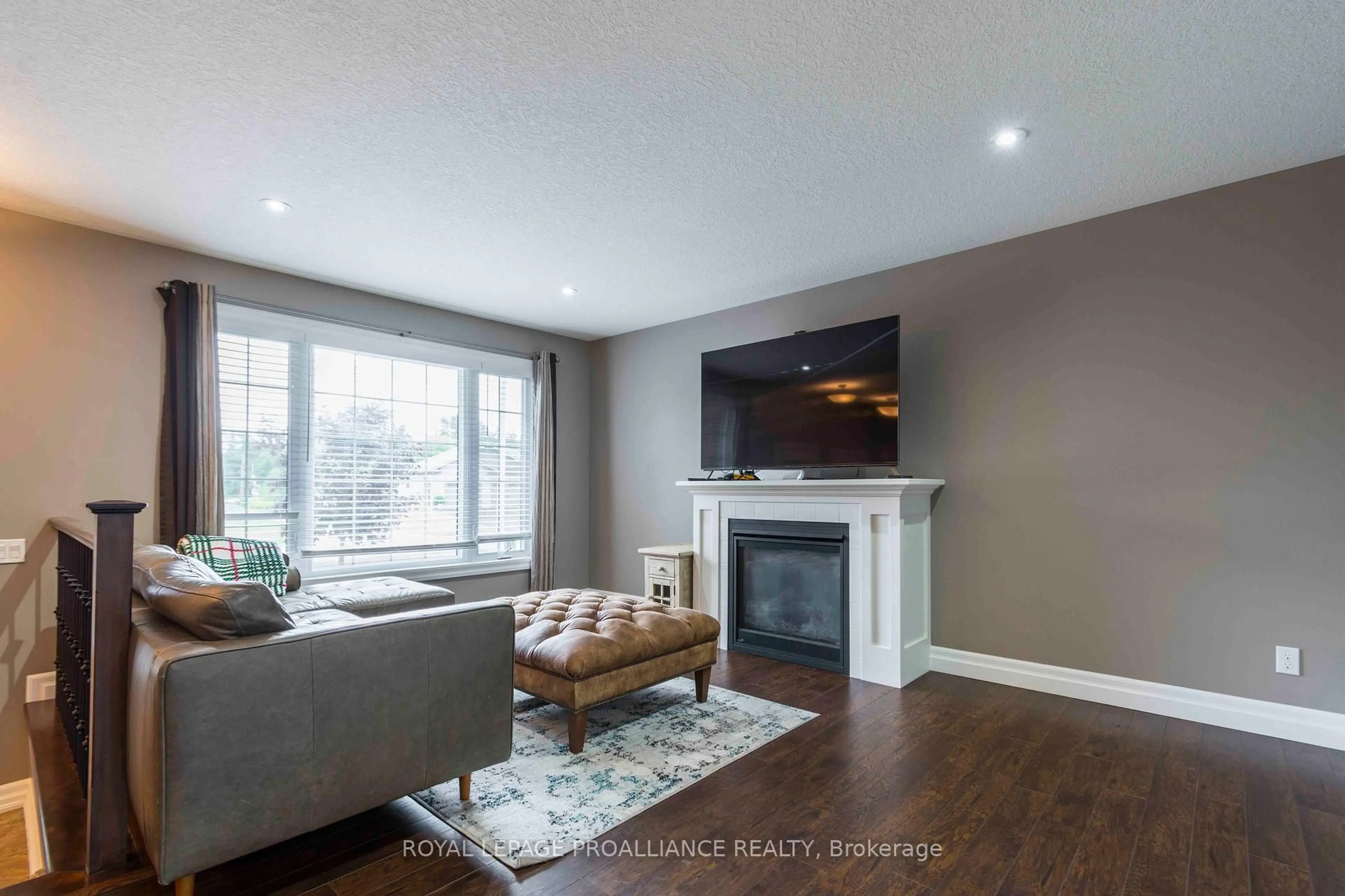 Living room with furniture, wood/laminate floor for 32 Aspen Dr, Quinte West Ontario K8V 0E2