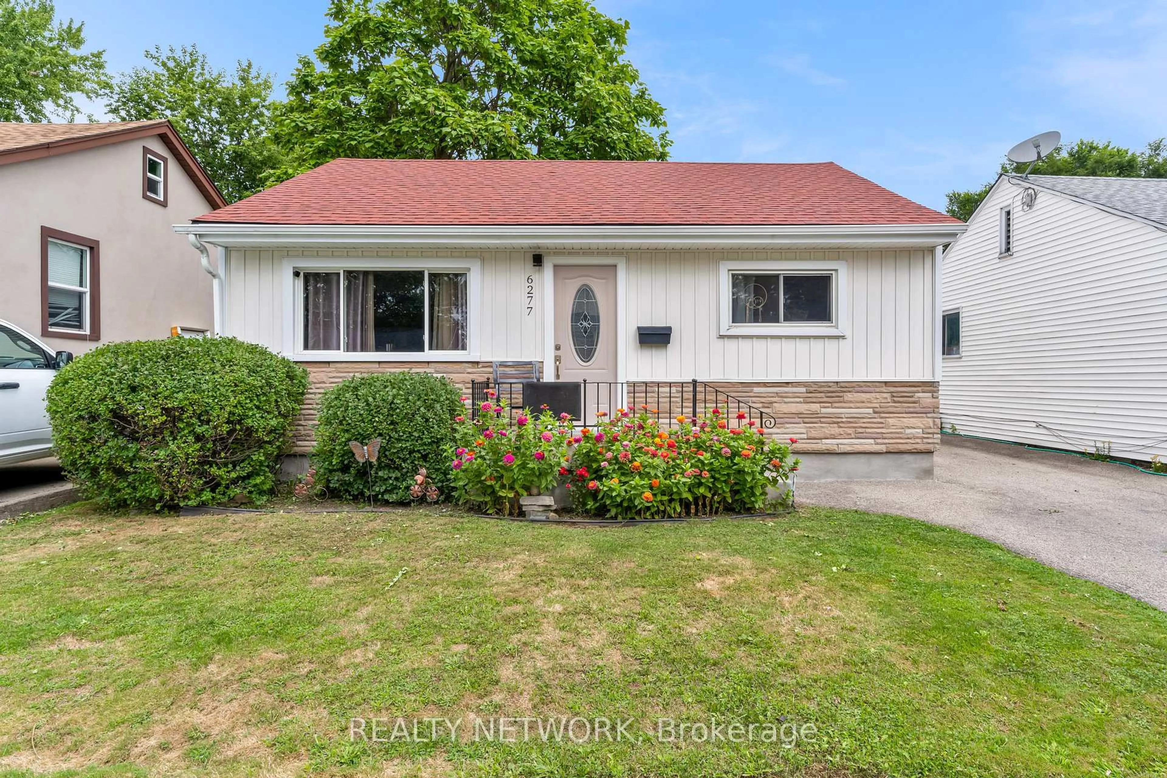Home with vinyl exterior material, street for 6277 Skinner St, Niagara Falls Ontario L2G 2Y6