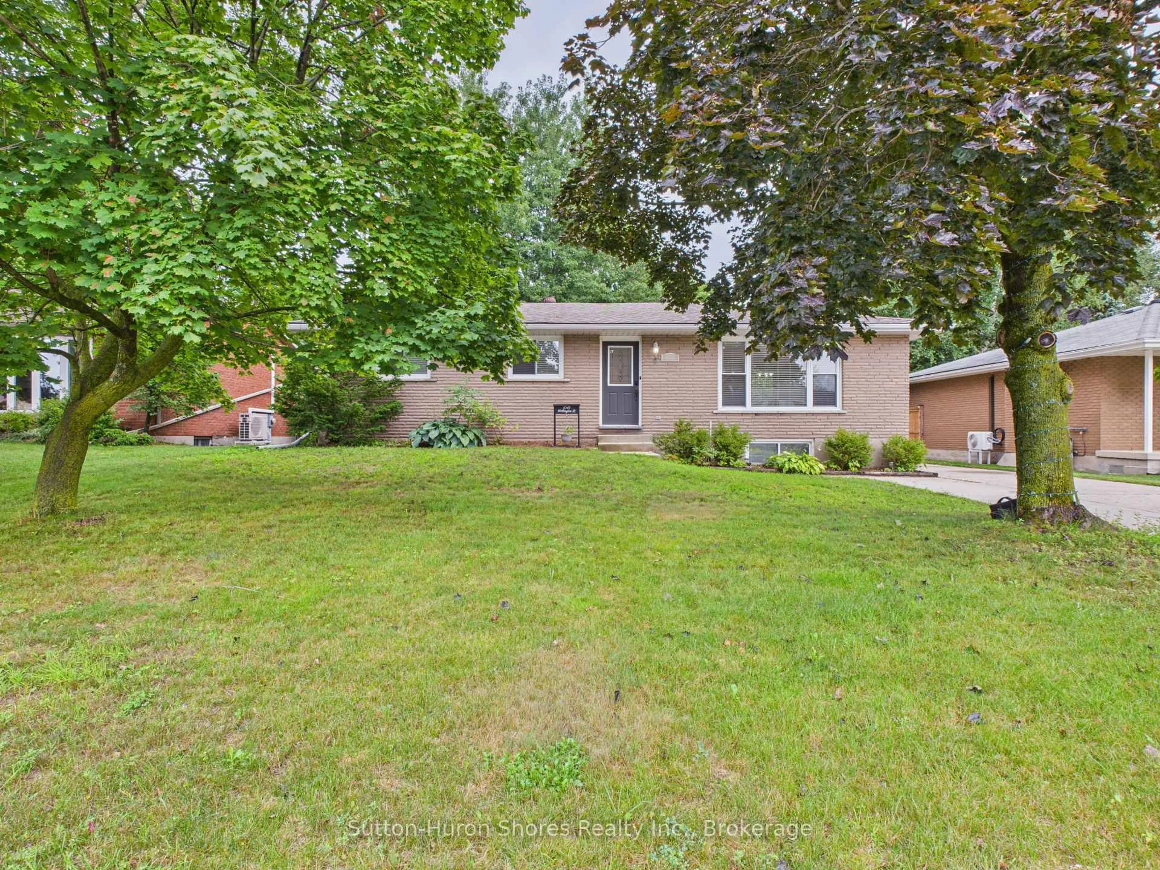 Unknown for 1049 Wellington St, Saugeen Shores Ontario N0H 2C3