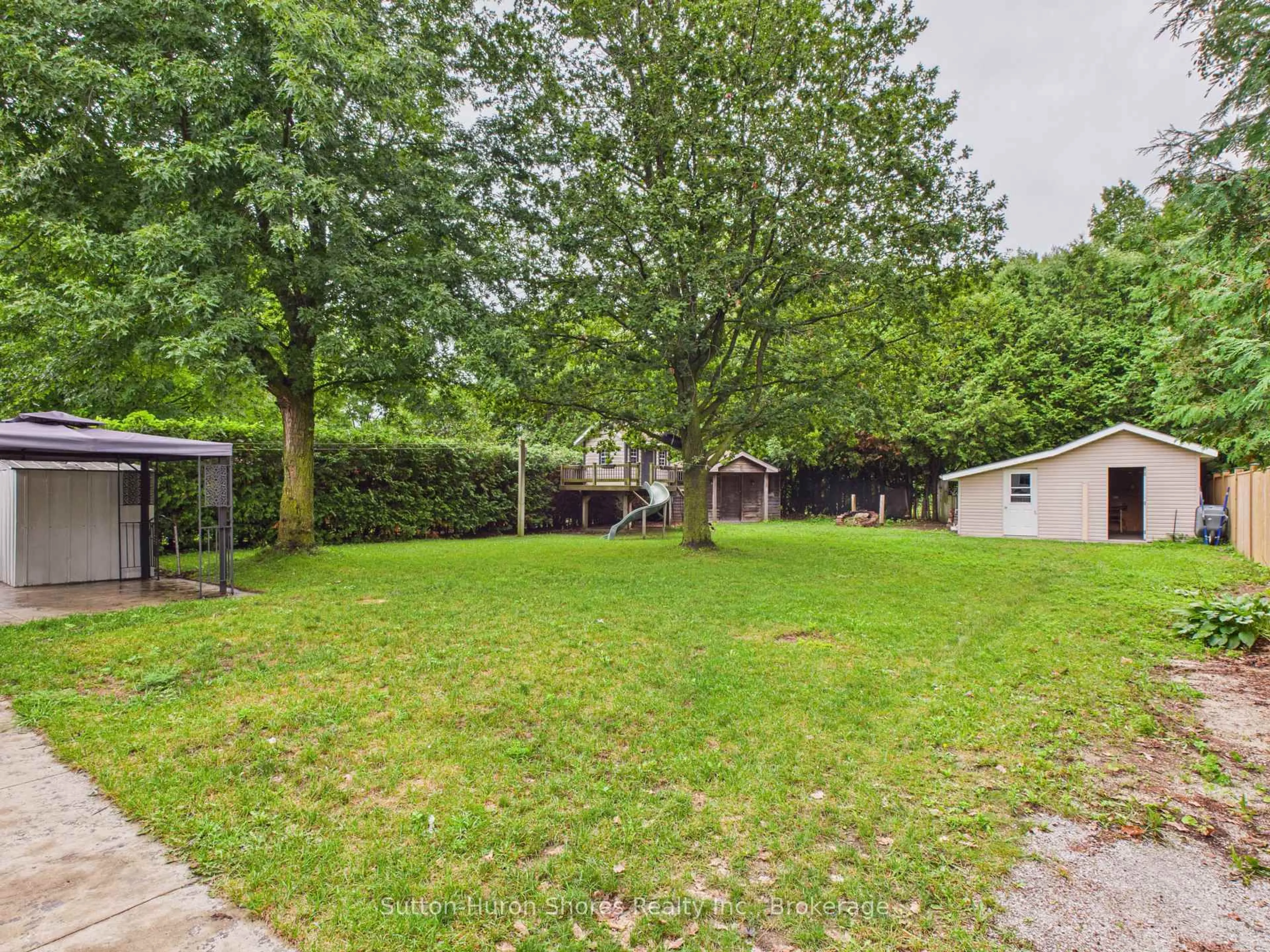 A pic from outside/outdoor area/front of a property/back of a property/a pic from drone, unknown for 1049 Wellington St, Saugeen Shores Ontario N0H 2C3