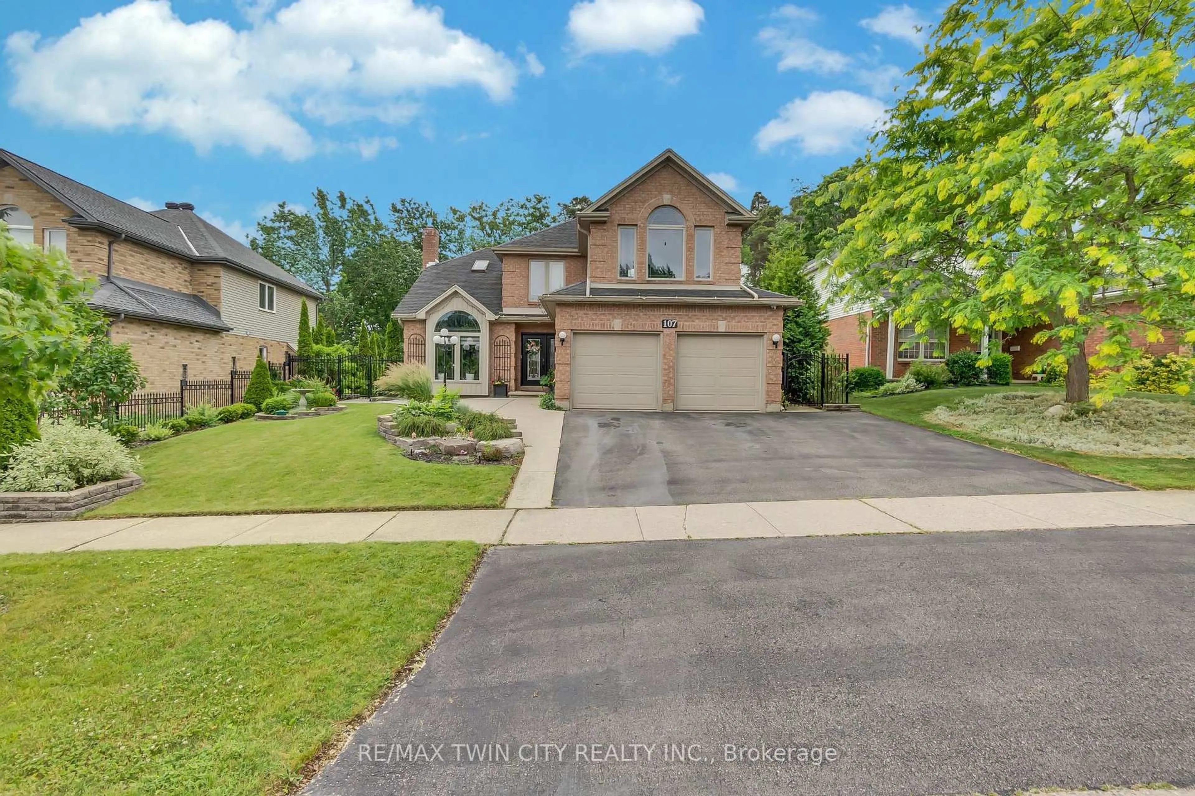 A pic from outside/outdoor area/front of a property/back of a property/a pic from drone, street for 107 Chandos Dr, Kitchener Ontario N2A 3Z4