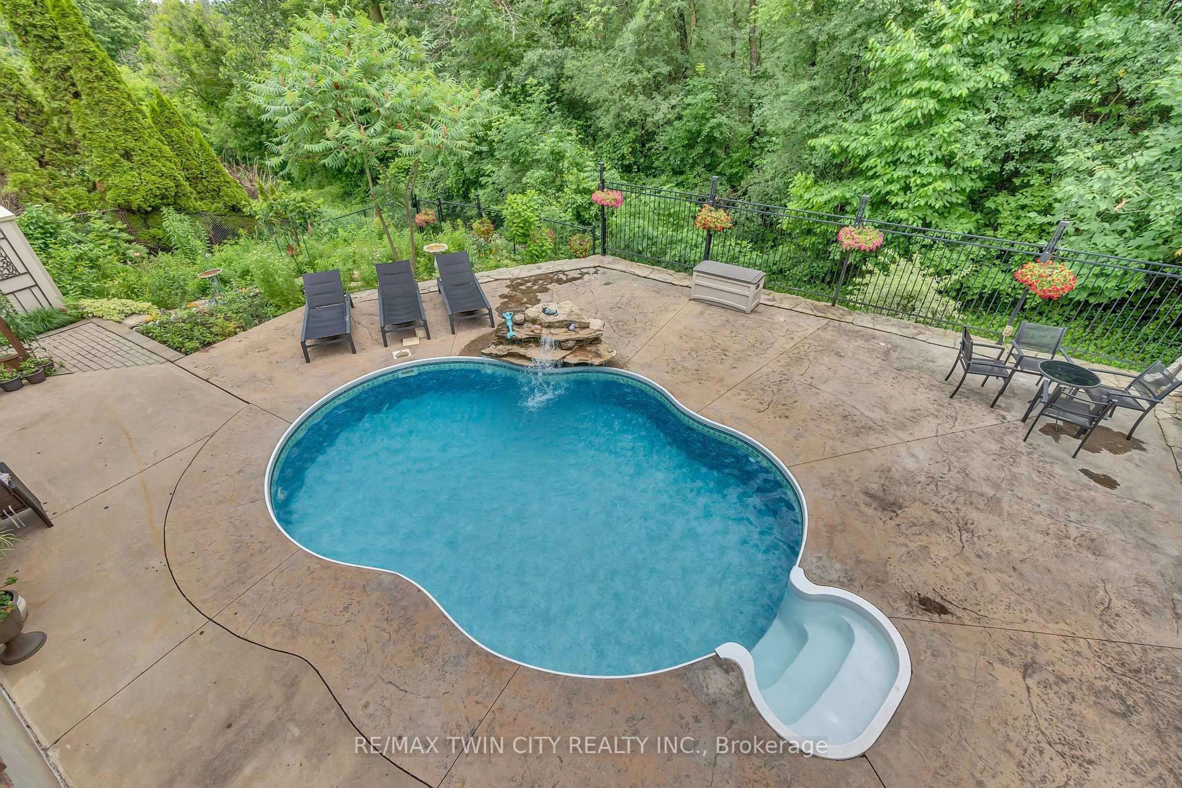 Pool for 107 Chandos Dr, Kitchener Ontario N2A 3Z4