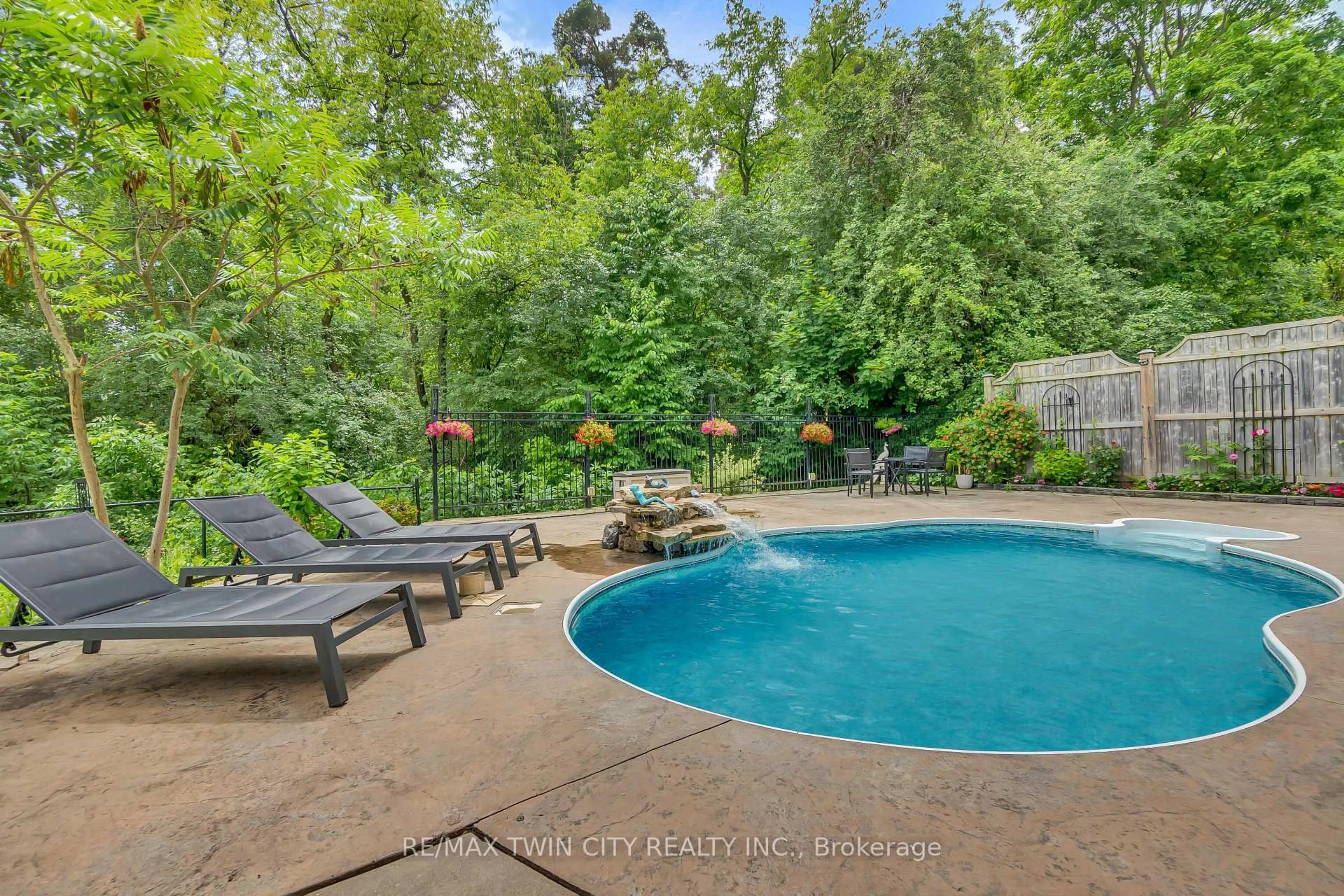 Pool for 107 Chandos Dr, Kitchener Ontario N2A 3Z4