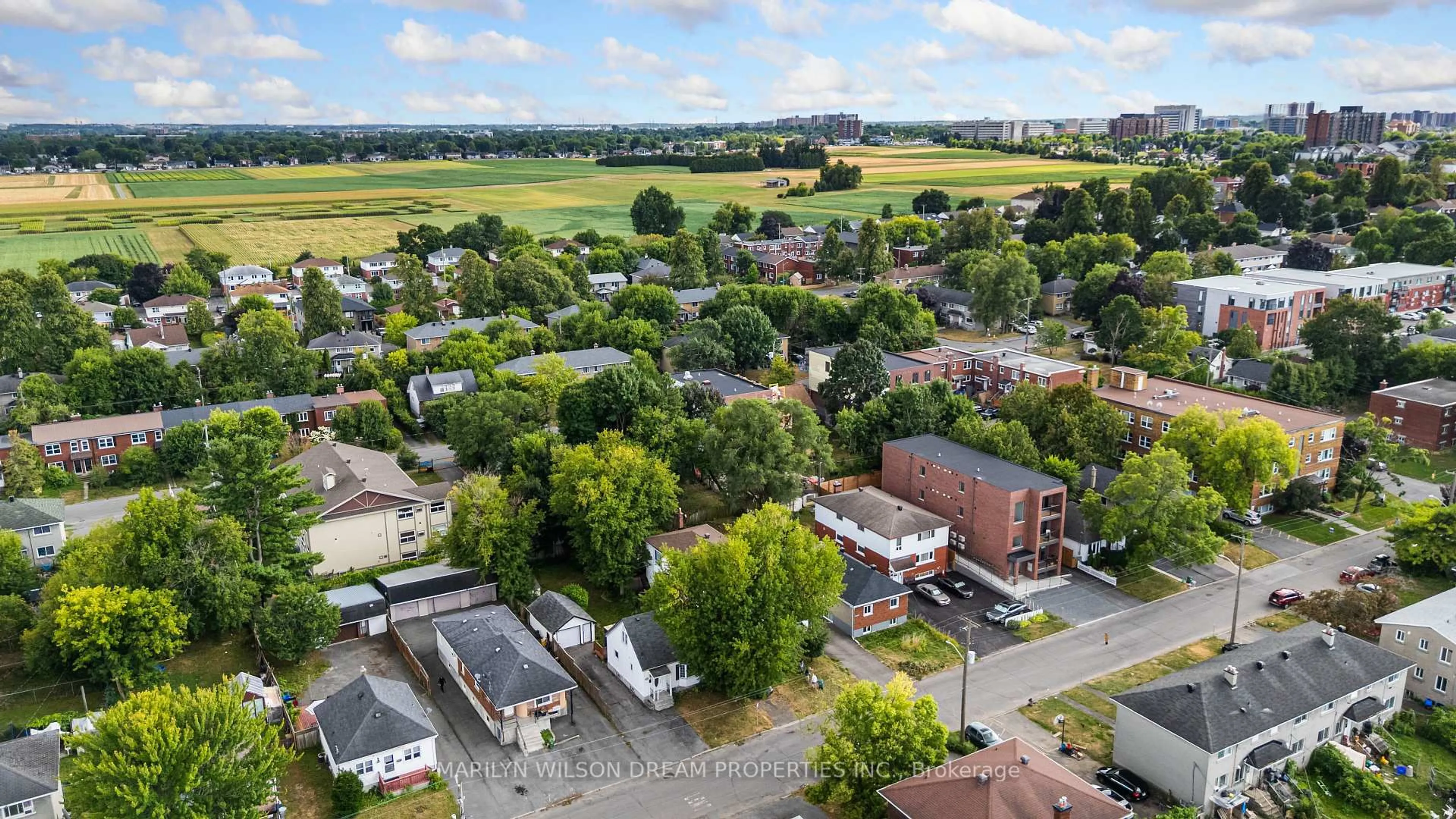 A pic from outside/outdoor area/front of a property/back of a property/a pic from drone, street for 1252 Dorchester Ave, Ottawa Ontario K1Z 8E6