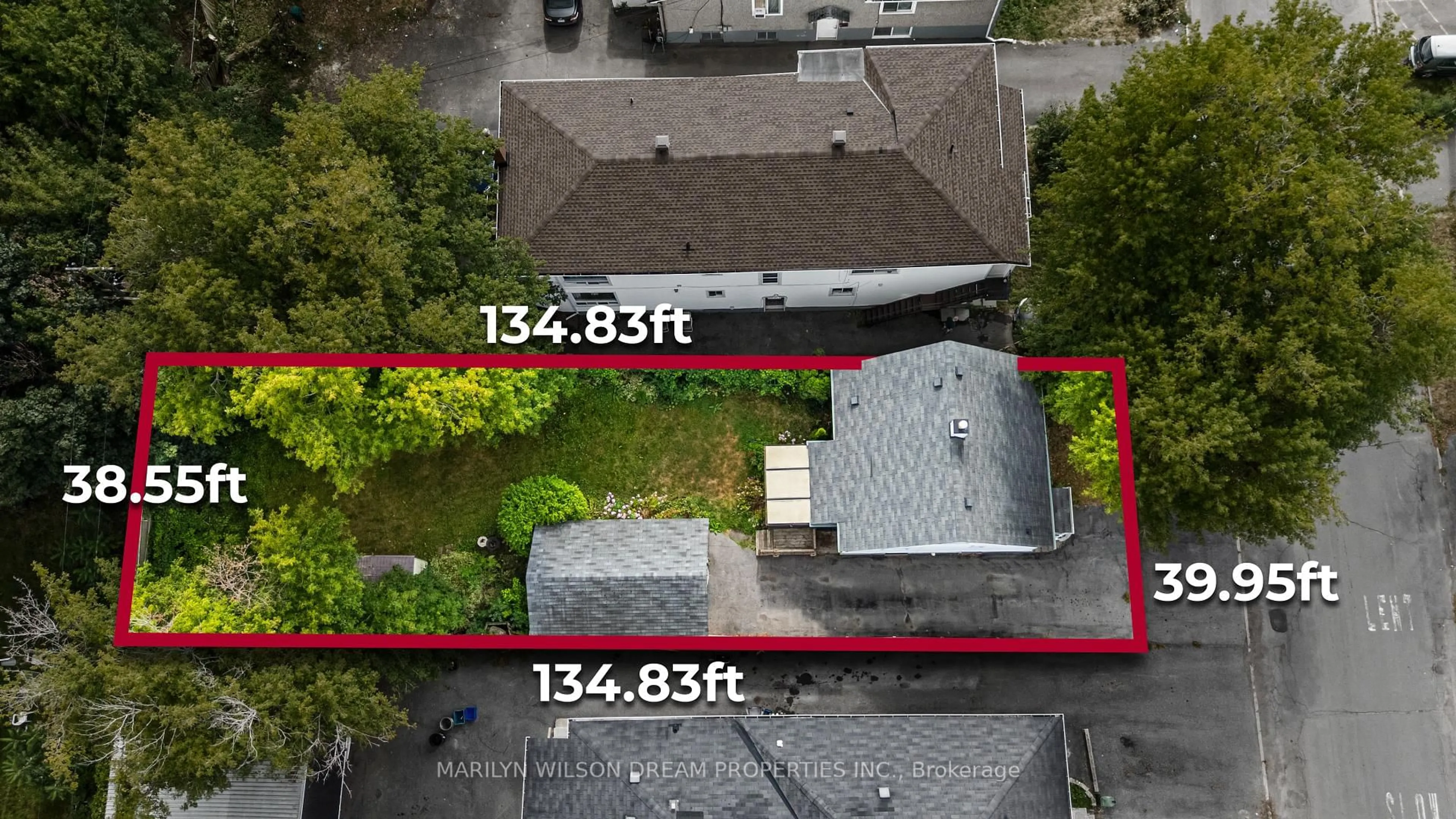 A pic from outside/outdoor area/front of a property/back of a property/a pic from drone, street for 1252 Dorchester Ave, Ottawa Ontario K1Z 8E6