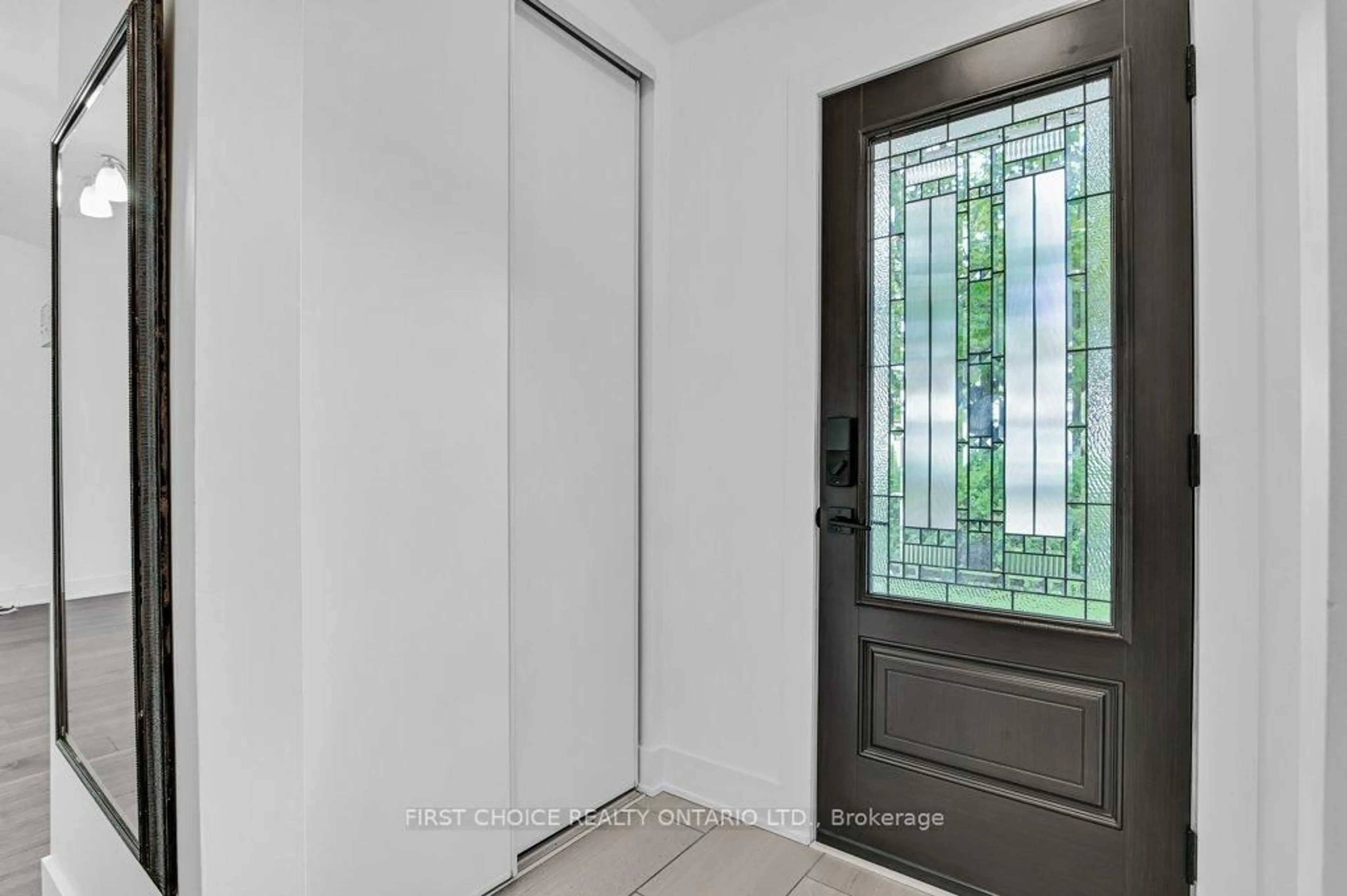 Indoor entryway for 3085 Analdea Dr, Ottawa Ontario K1T 3X1