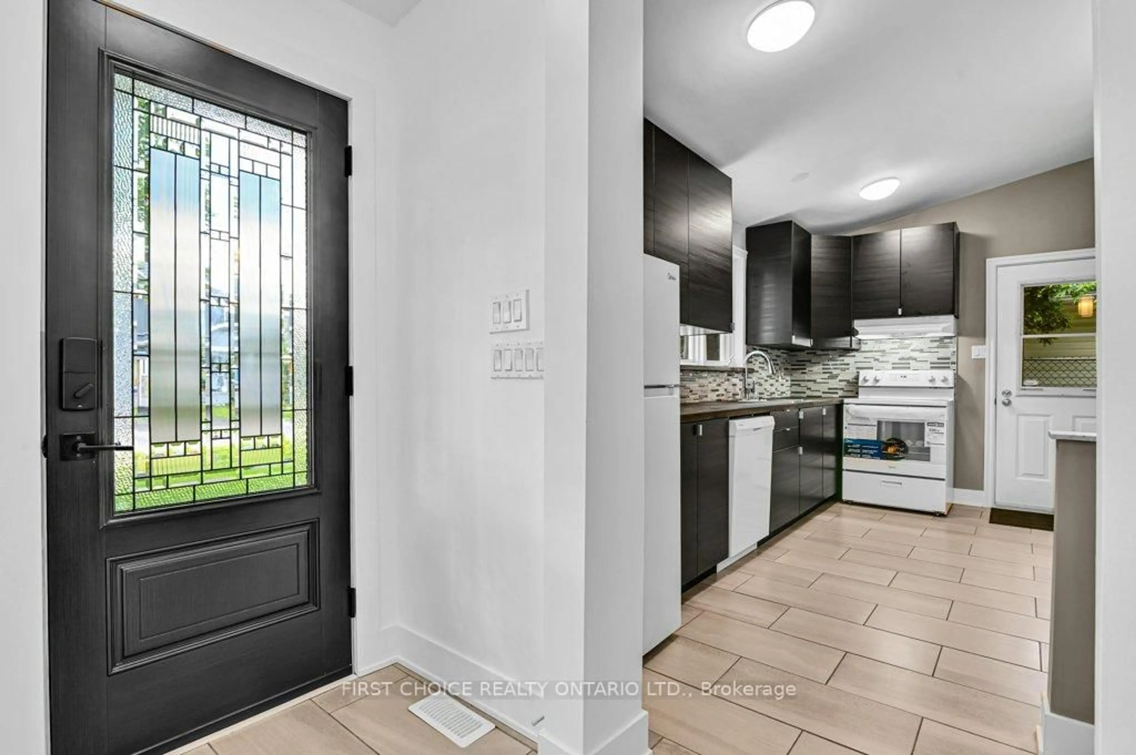 Indoor entryway for 3085 Analdea Dr, Ottawa Ontario K1T 3X1