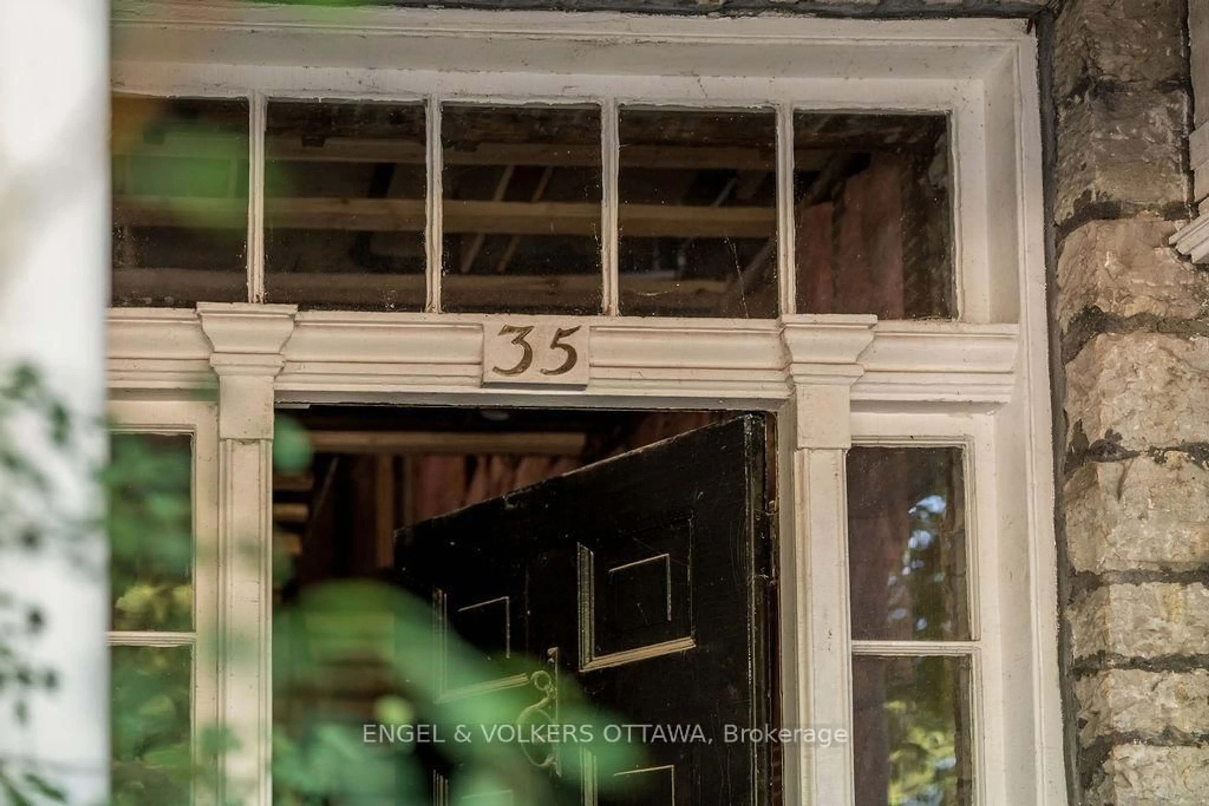 Unknown for 35 MacKay St, Ottawa Ontario K1M 2B2