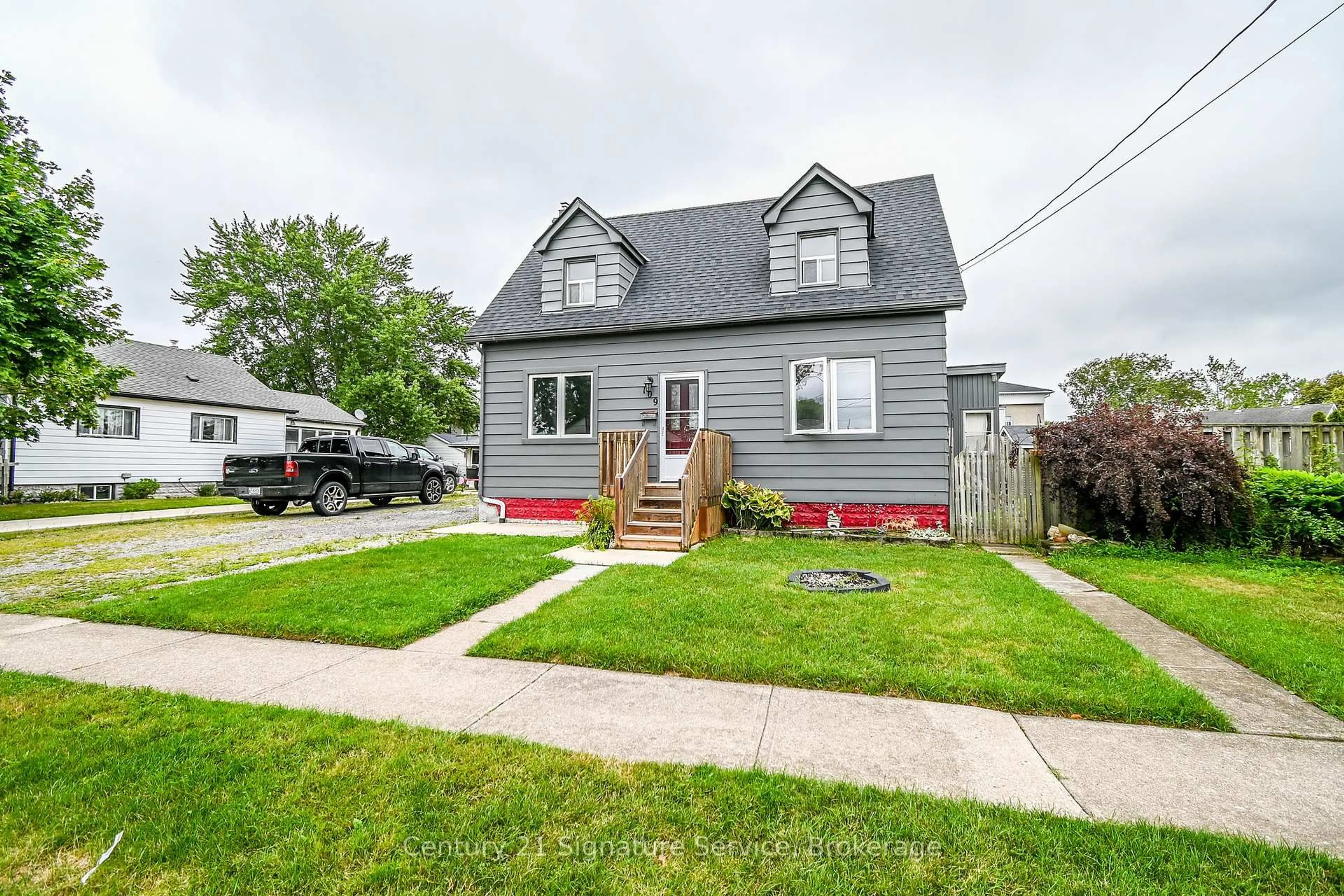 Home with vinyl exterior material, street for 109 Santone Ave, Welland Ontario L3C 2J5