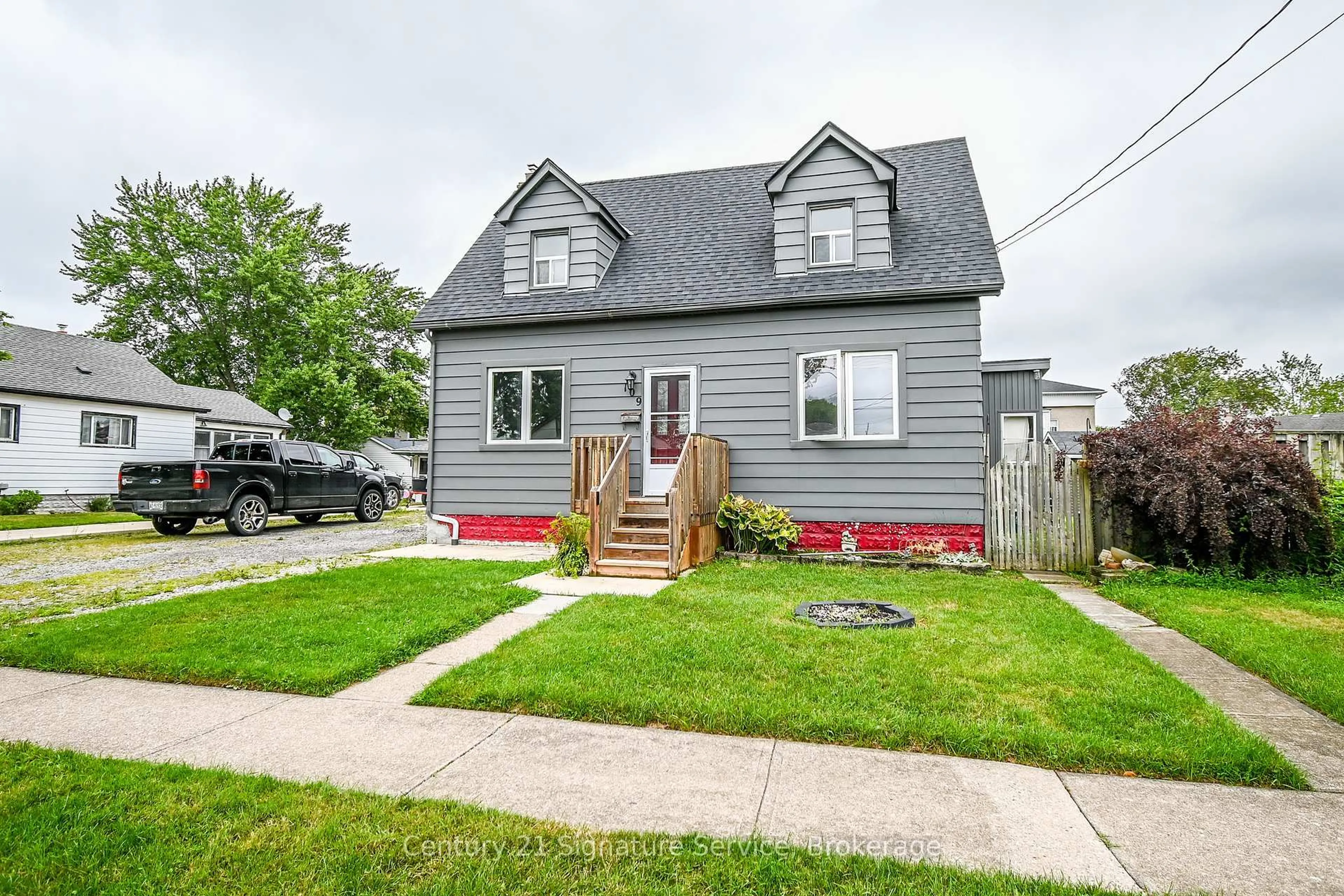 Home with vinyl exterior material, street for 109 Santone Ave, Welland Ontario L3C 2J5