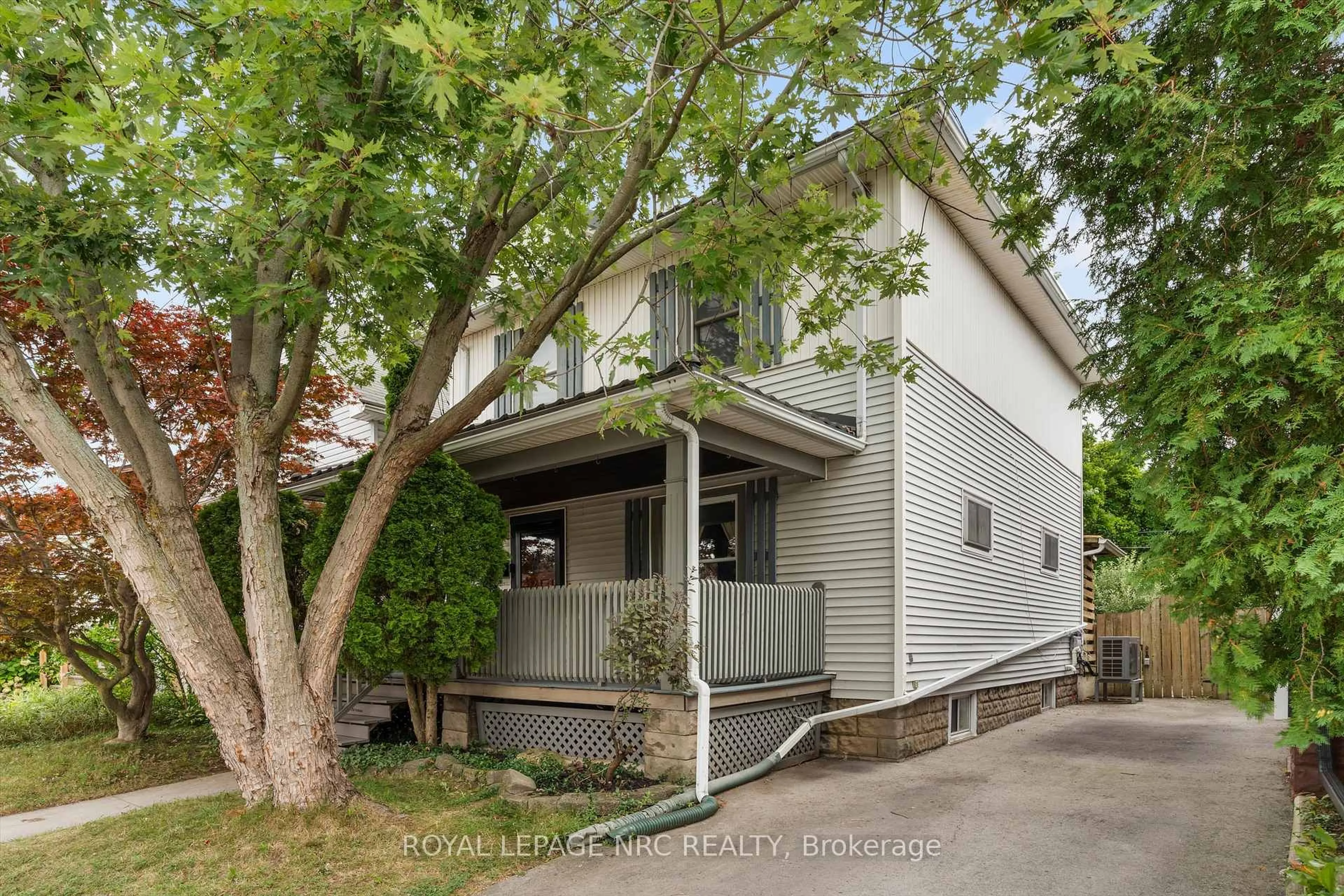 Home with vinyl exterior material, street for 40 Lowell Ave, St. Catharines Ontario L2R 2E1