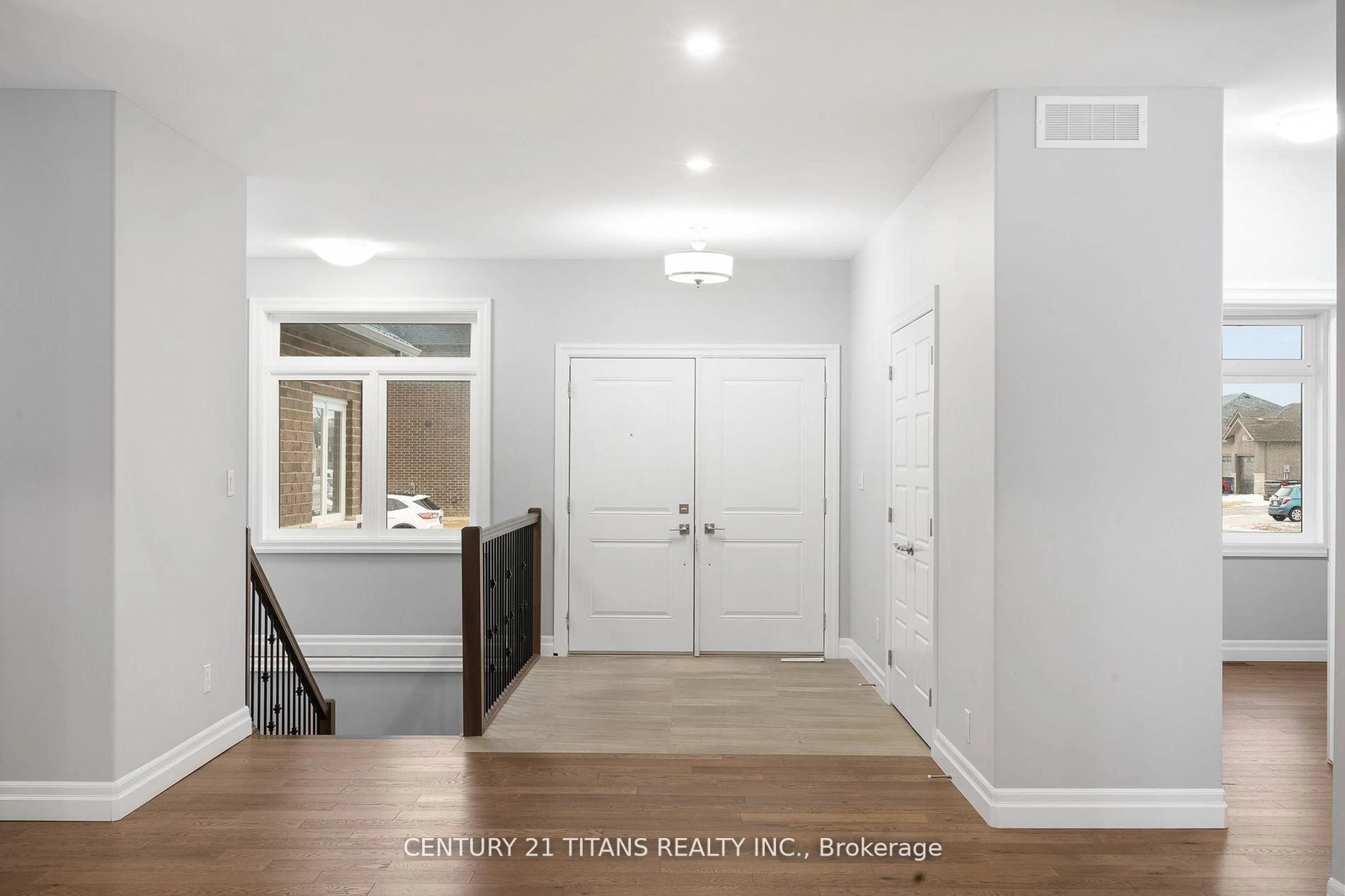 Indoor entryway for 19 Tracy Dr, Chatham-Kent Ontario N7M 6G2