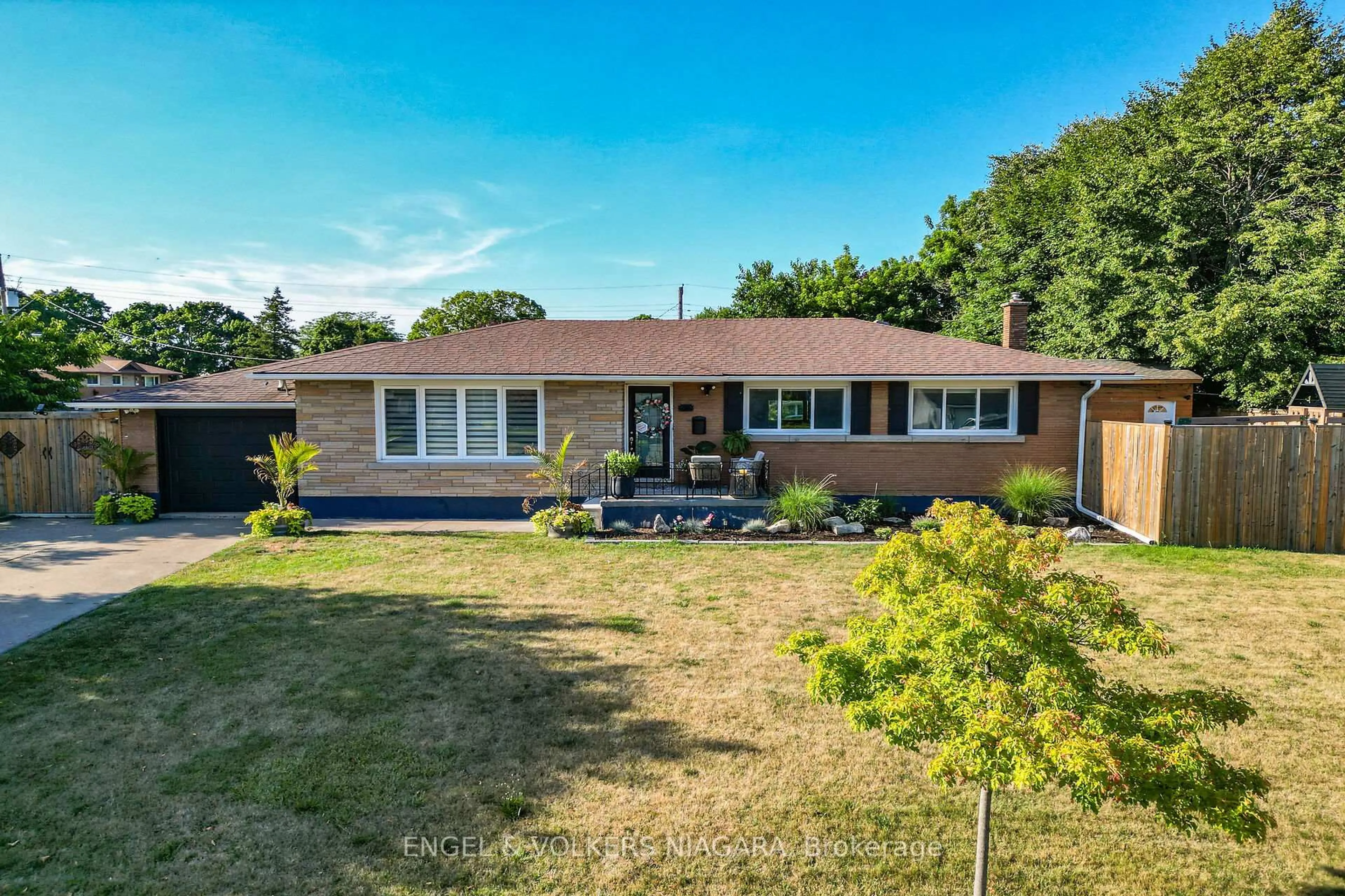 A pic from outside/outdoor area/front of a property/back of a property/a pic from drone, street for 90 Rose Ave, Thorold Ontario L2V 3C8