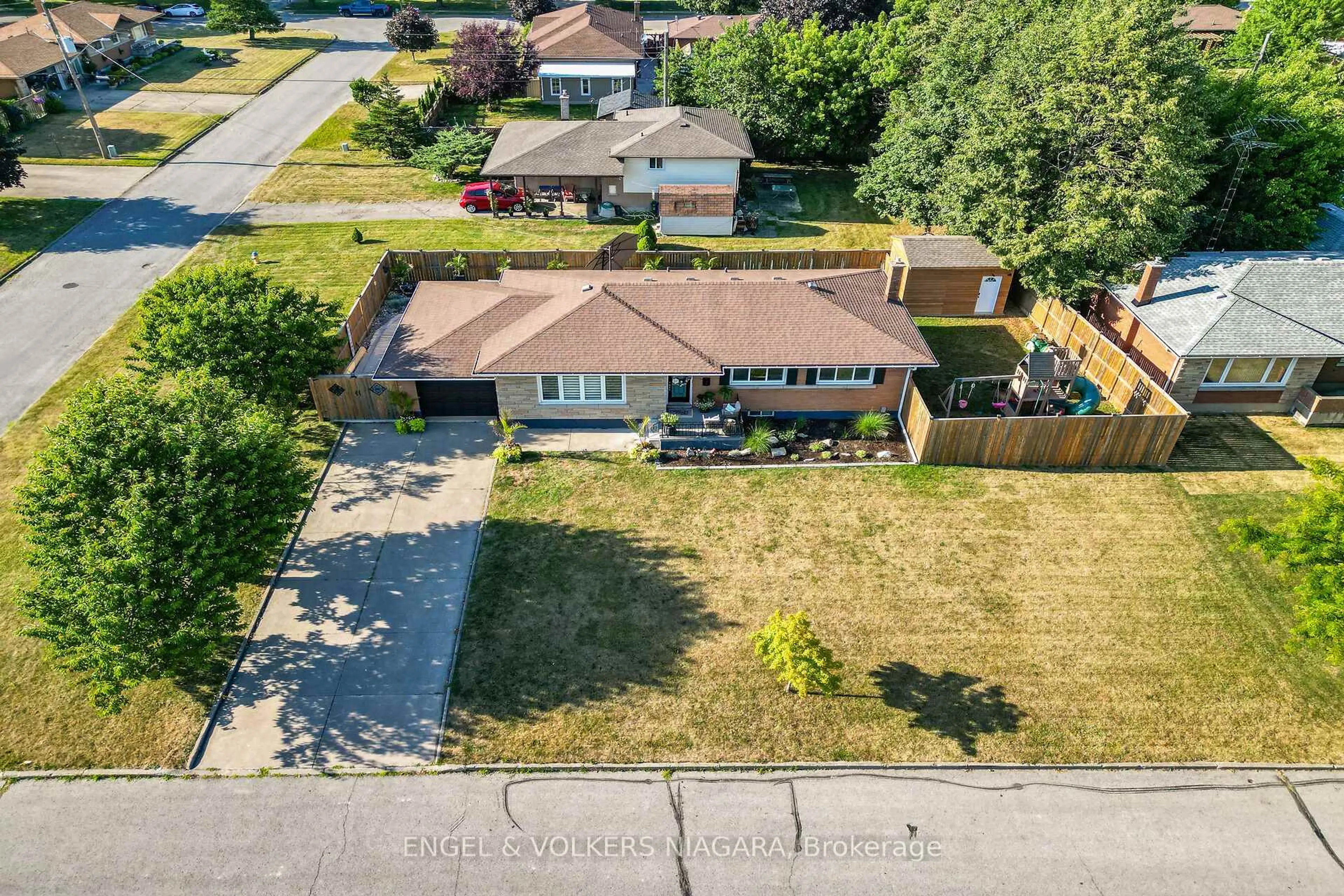 A pic from outside/outdoor area/front of a property/back of a property/a pic from drone, street for 90 Rose Ave, Thorold Ontario L2V 3C8