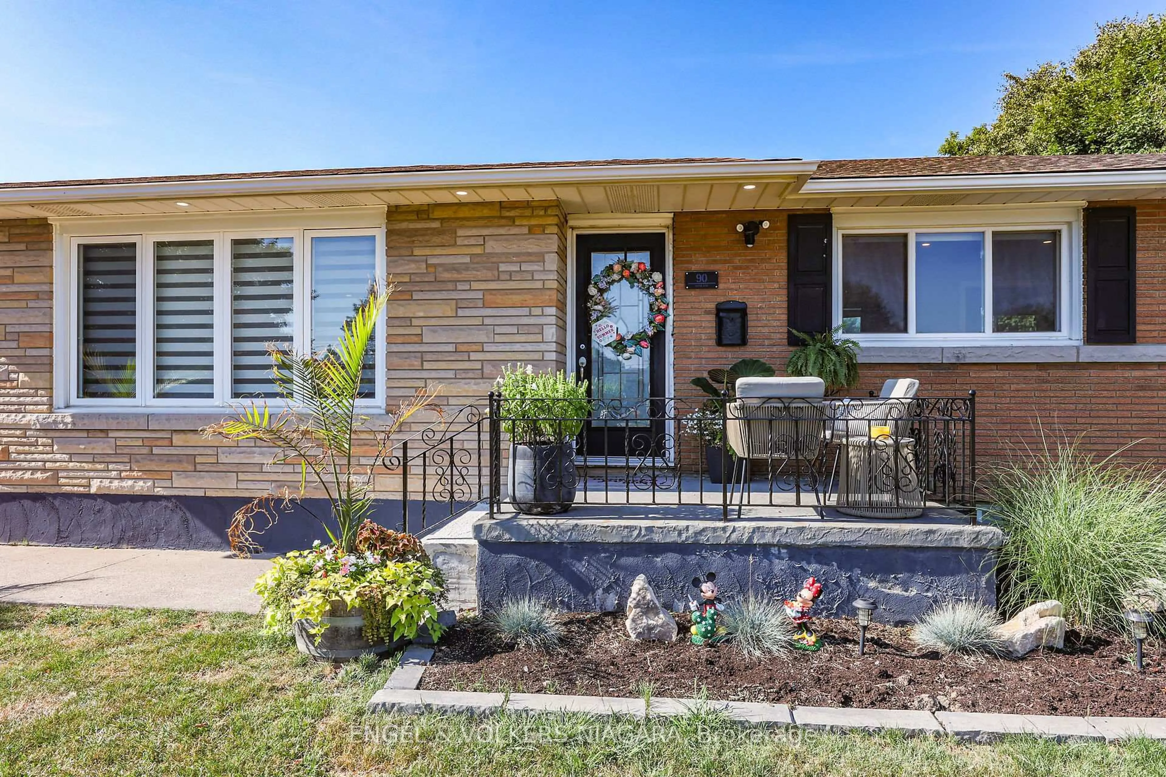 Home with brick exterior material, street for 90 Rose Ave, Thorold Ontario L2V 3C8