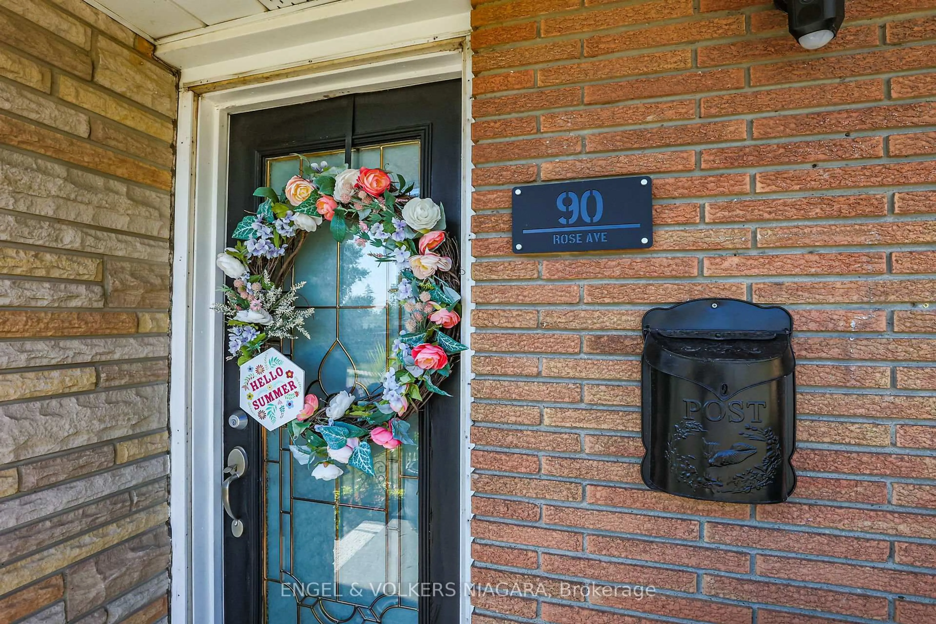 Indoor entryway for 90 Rose Ave, Thorold Ontario L2V 3C8