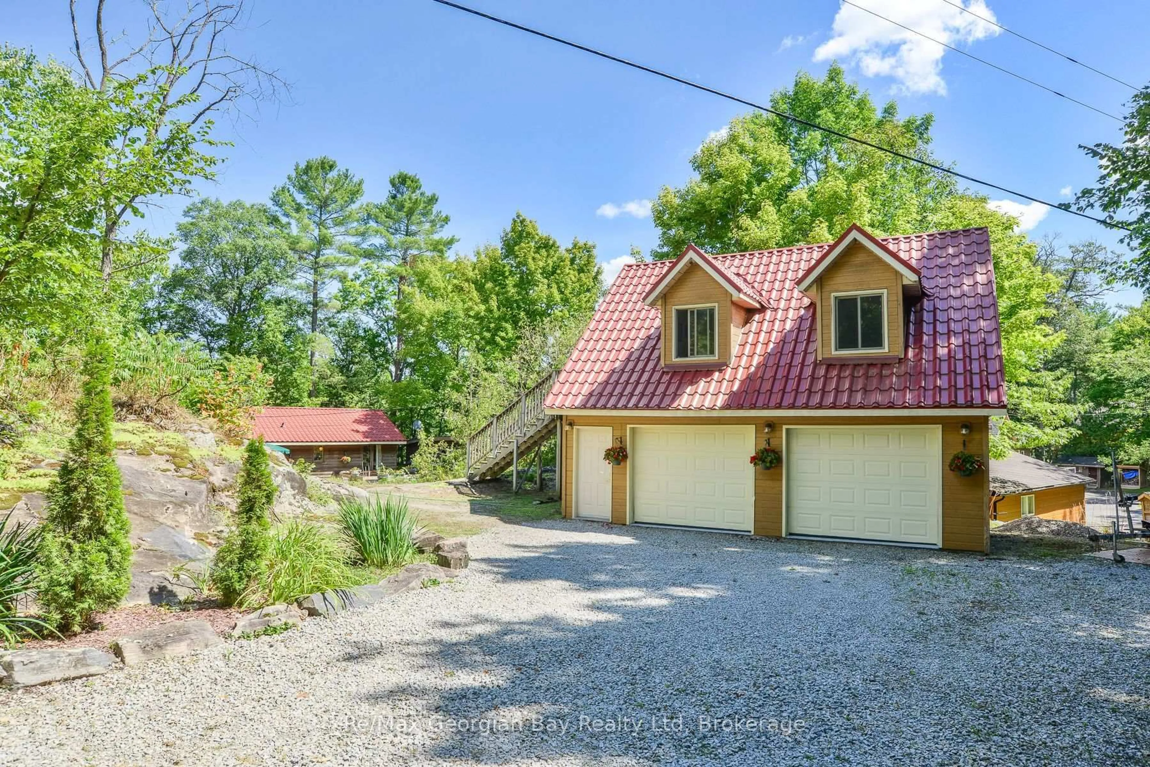 Indoor garage for 135 JOHN BUCHLER Rd, Georgian Bay Ontario L0K 1E0