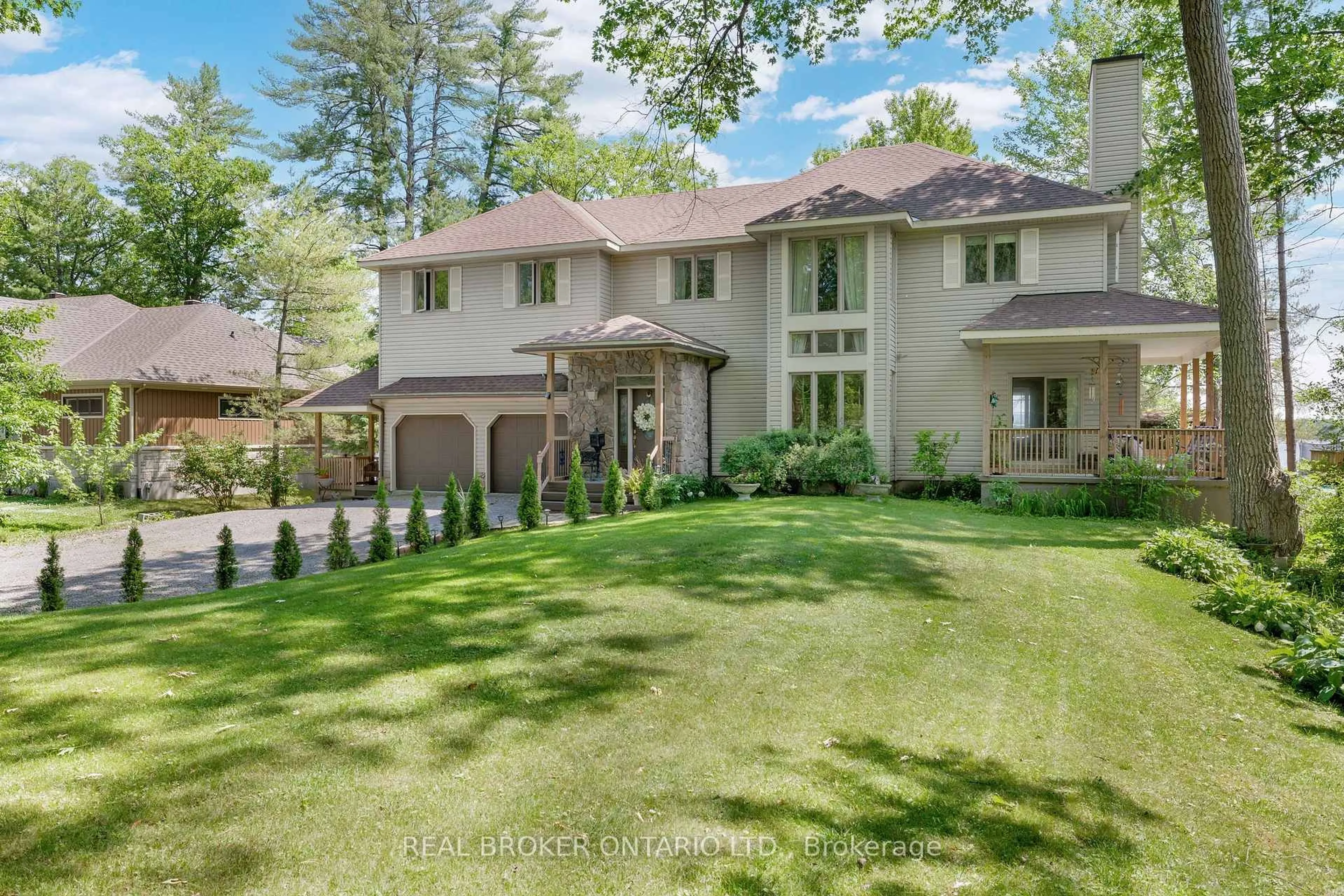 A pic from outside/outdoor area/front of a property/back of a property/a pic from drone, unknown for 164 Baillie Ave, Ottawa Ontario K0A 3M0
