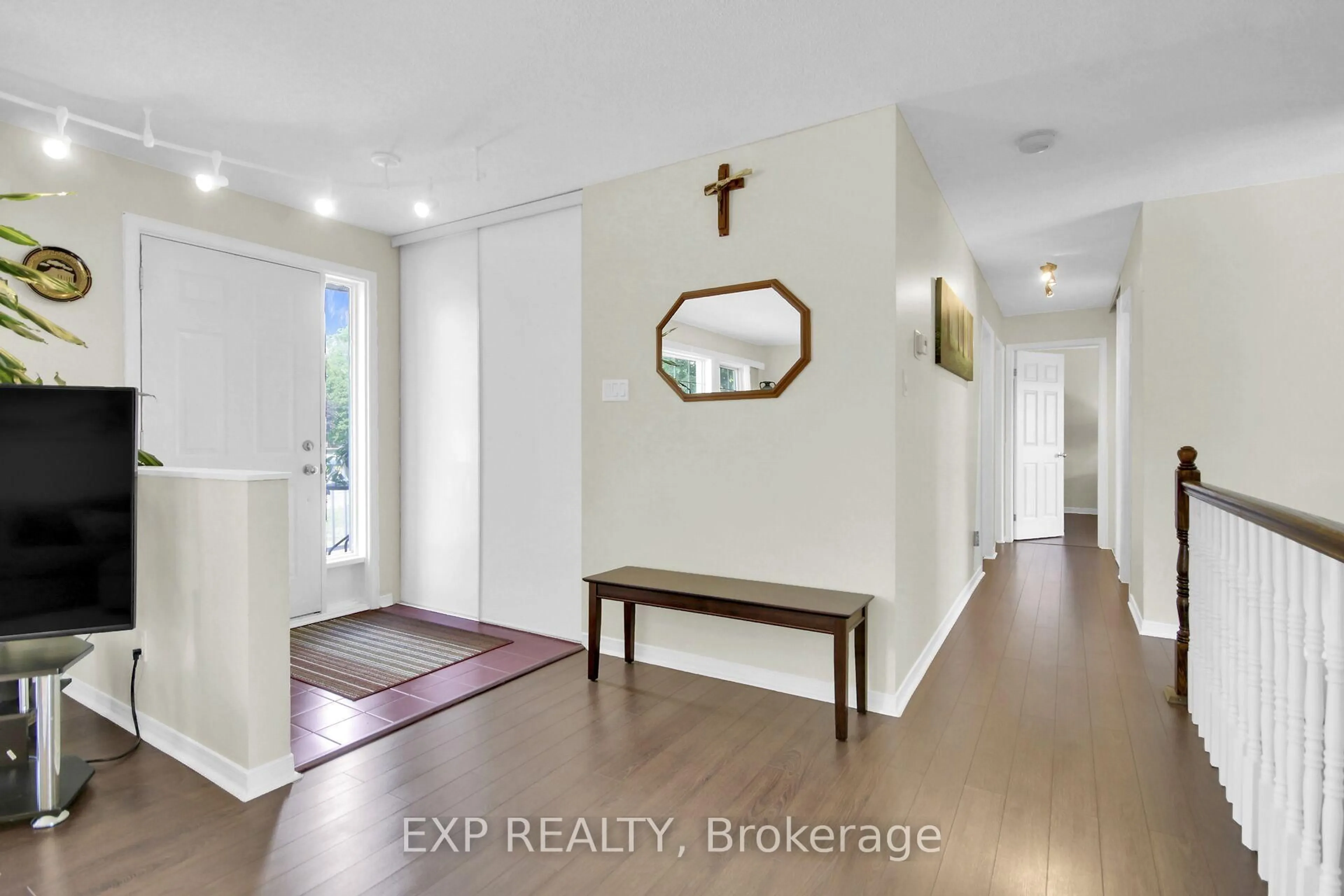 Indoor entryway for 6454 Waterbury Lane, North Gower Ontario K0A 2T0
