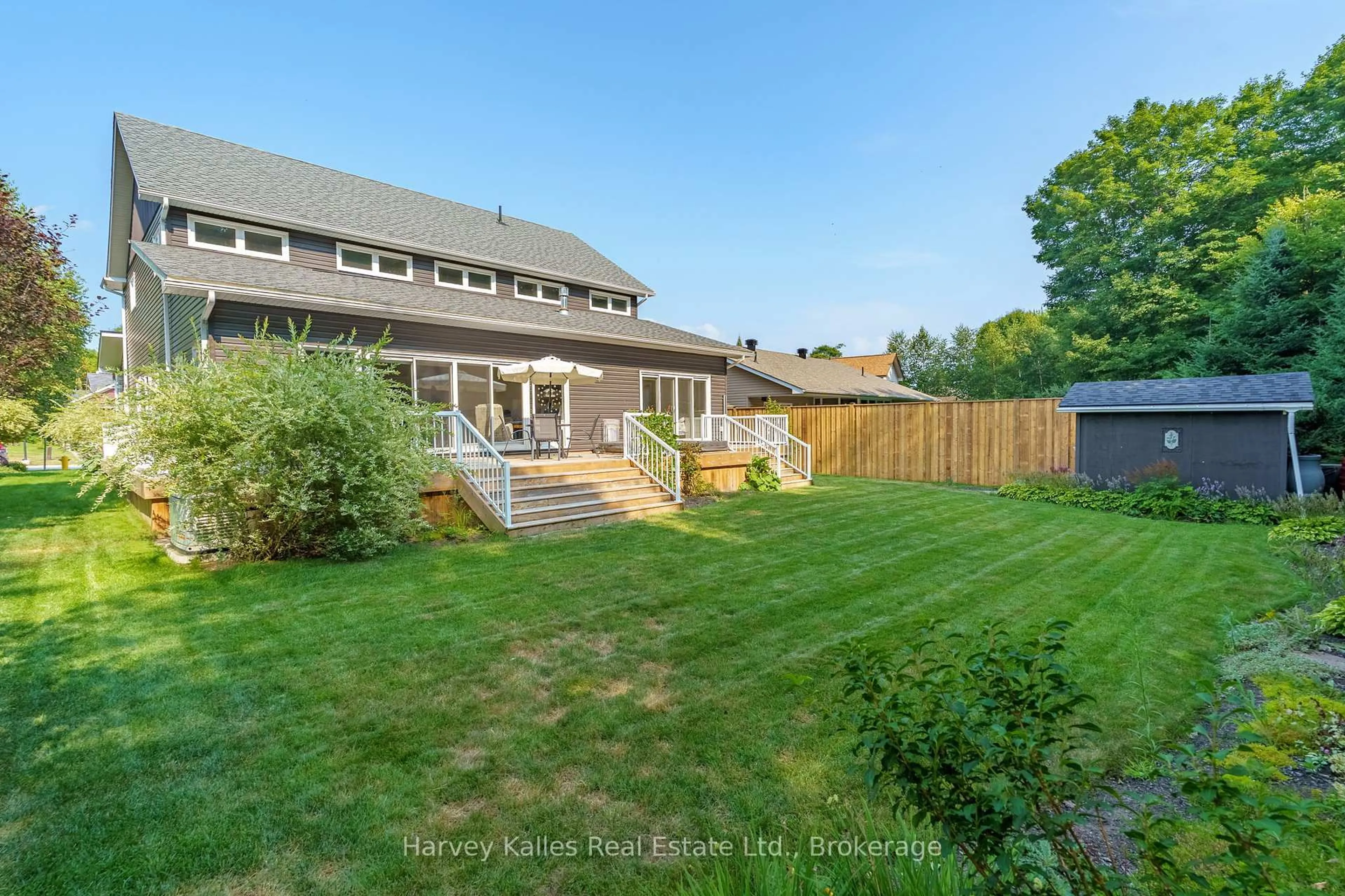 A pic from outside/outdoor area/front of a property/back of a property/a pic from drone, unknown for 36 Homestead Lane, Huntsville Ontario P1H 2N8