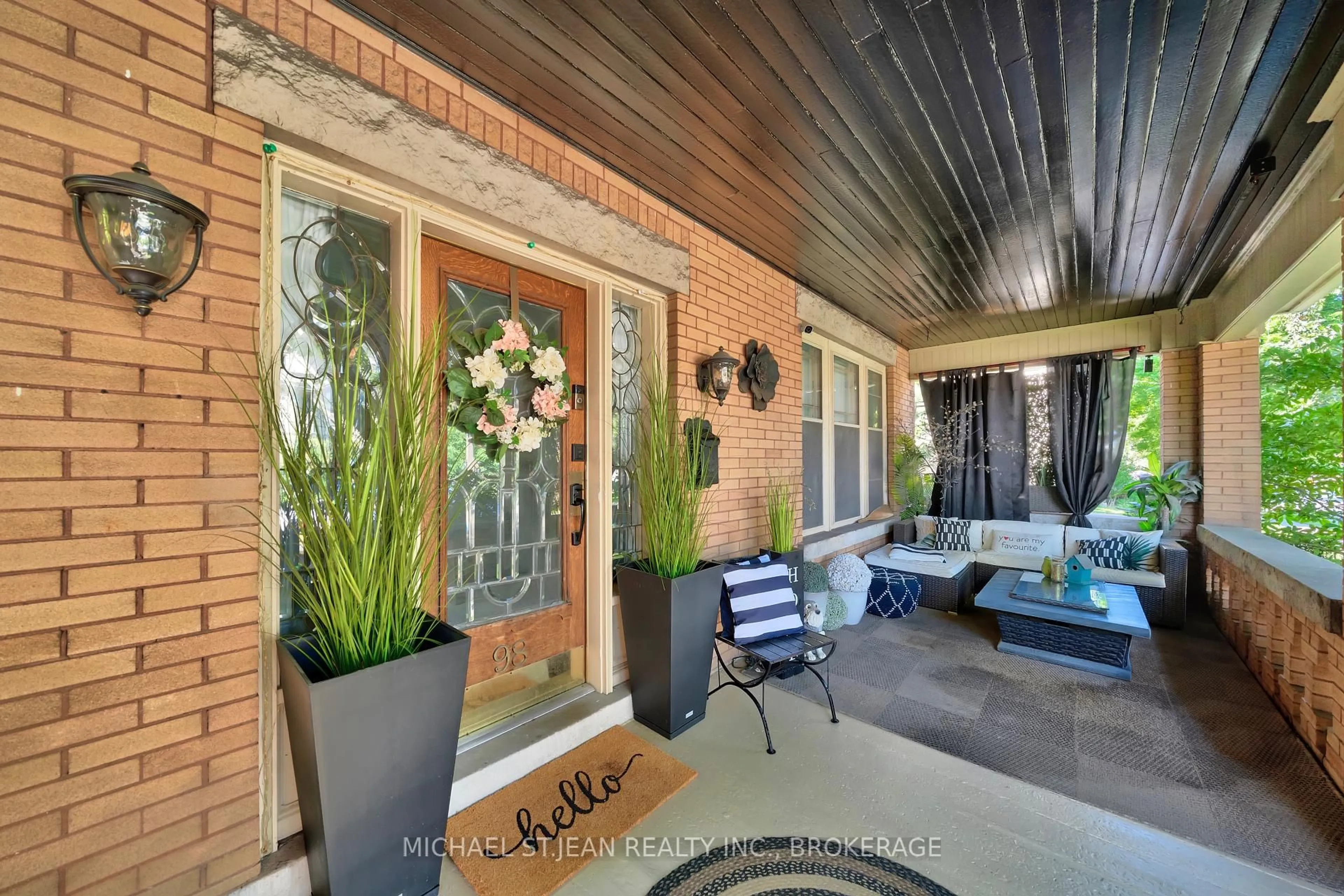 Indoor entryway for 98 Sherman Ave, Hamilton Ontario L8M 2P7