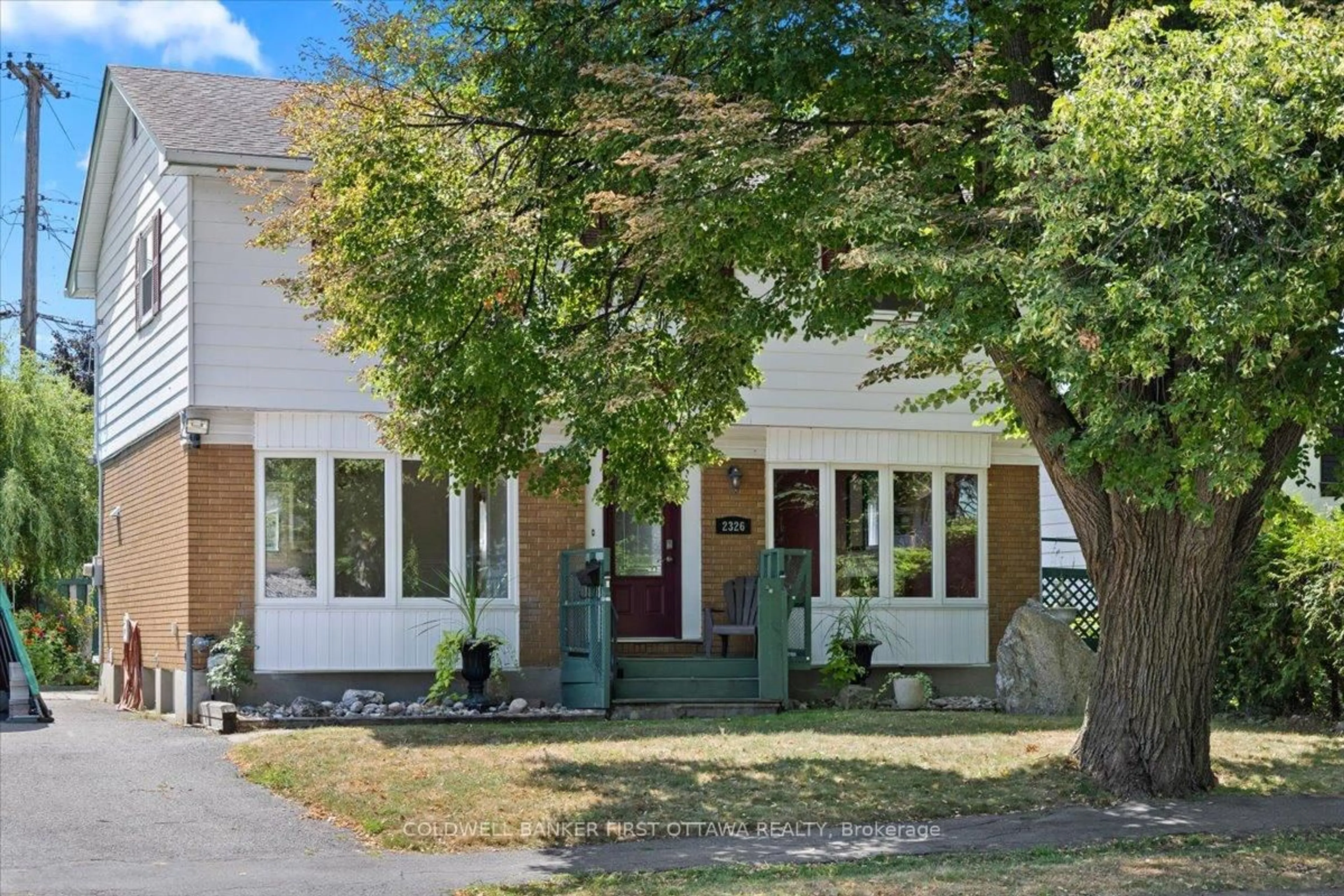 A pic from outside/outdoor area/front of a property/back of a property/a pic from drone, street for 2326 Harding Rd, Ottawa Ontario K1G 3B9