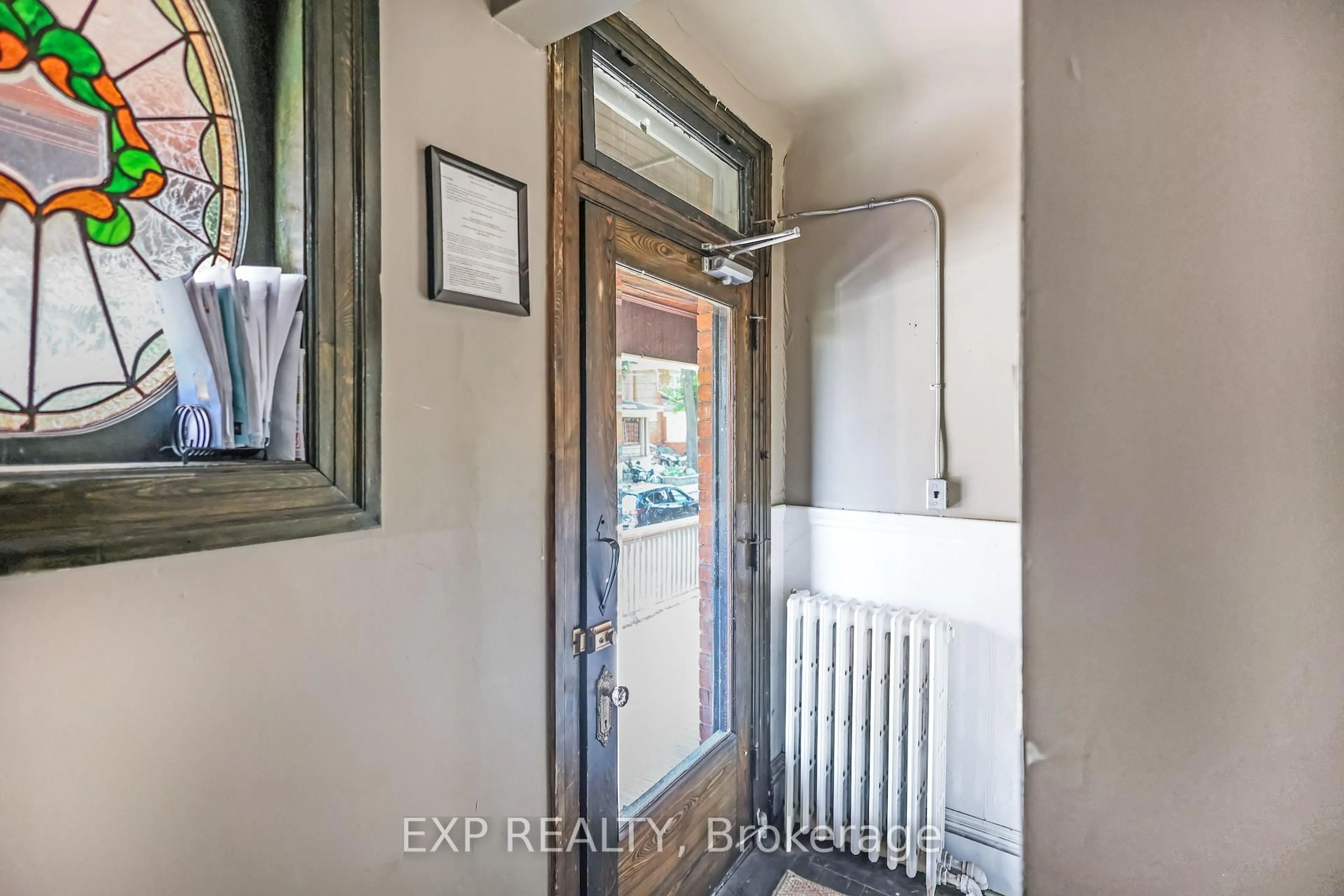 Indoor entryway for 28 Eastbourne Ave, Hamilton Ontario L8M 2M7