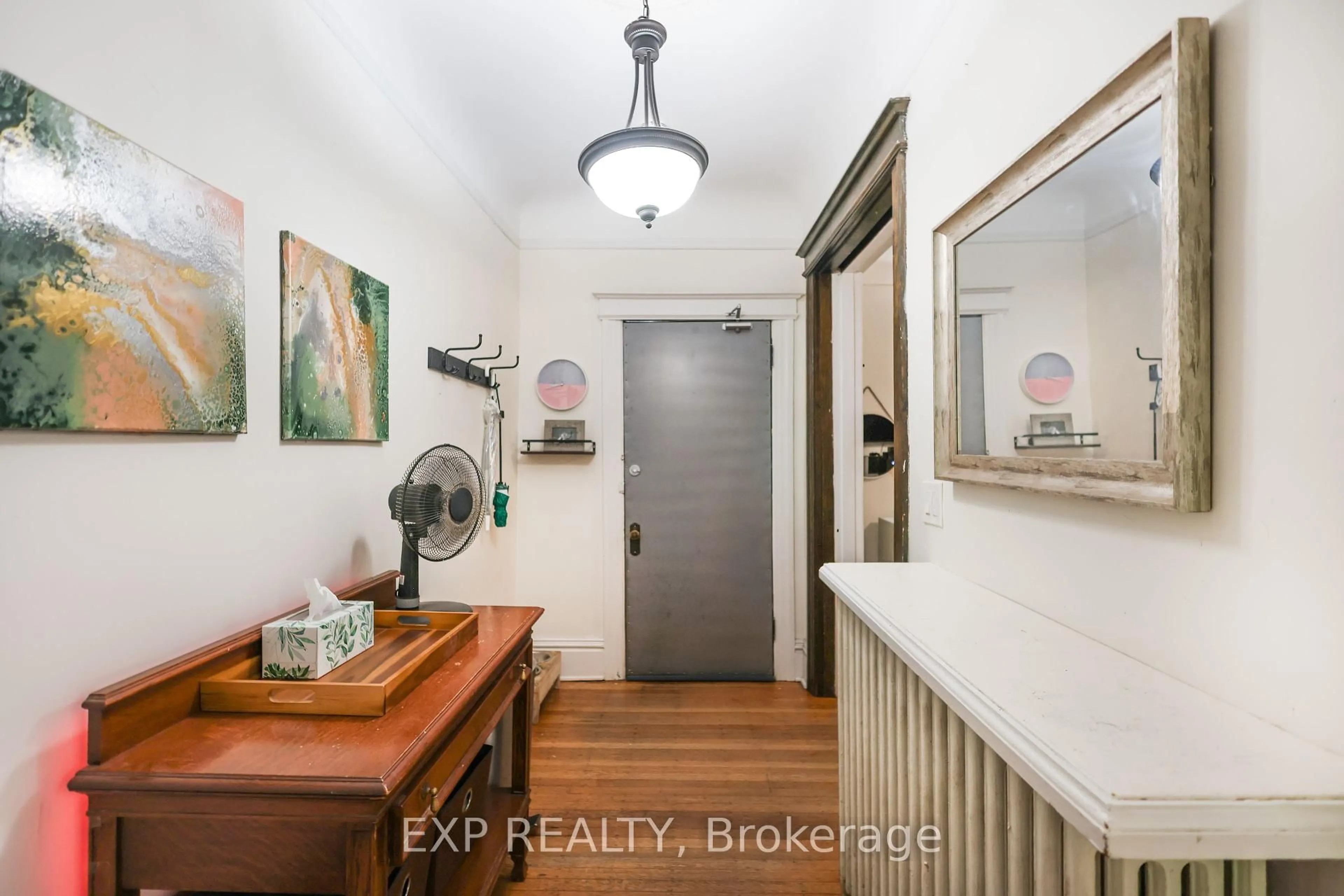 Indoor entryway for 28 Eastbourne Ave, Hamilton Ontario L8M 2M7